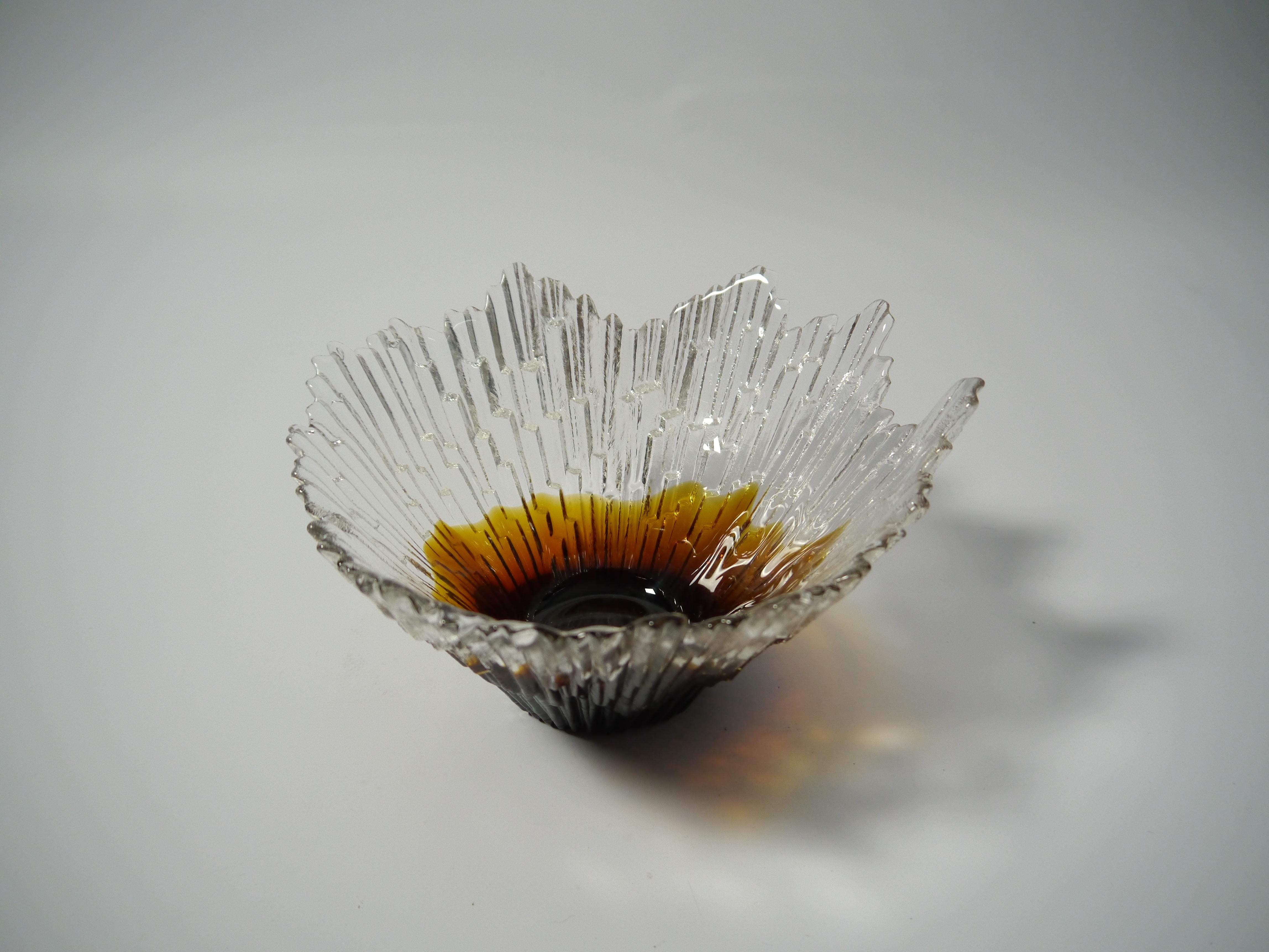 Bol en verre clair et ambré, conçu par Tauno Wirkkala pour Humppila, Finlande, années 1970. 