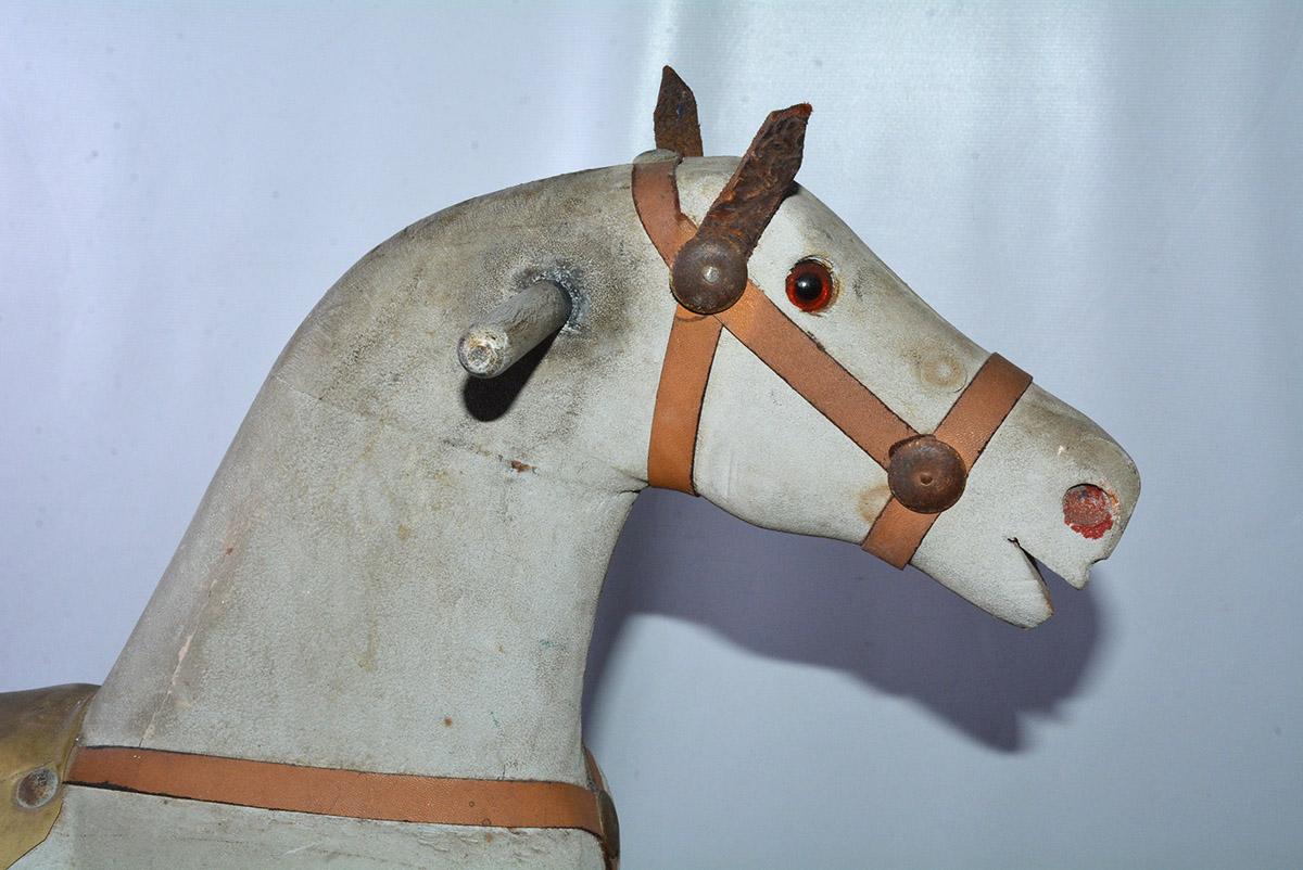 Small American Carousel Horse on Stand In Good Condition In Sheffield, MA