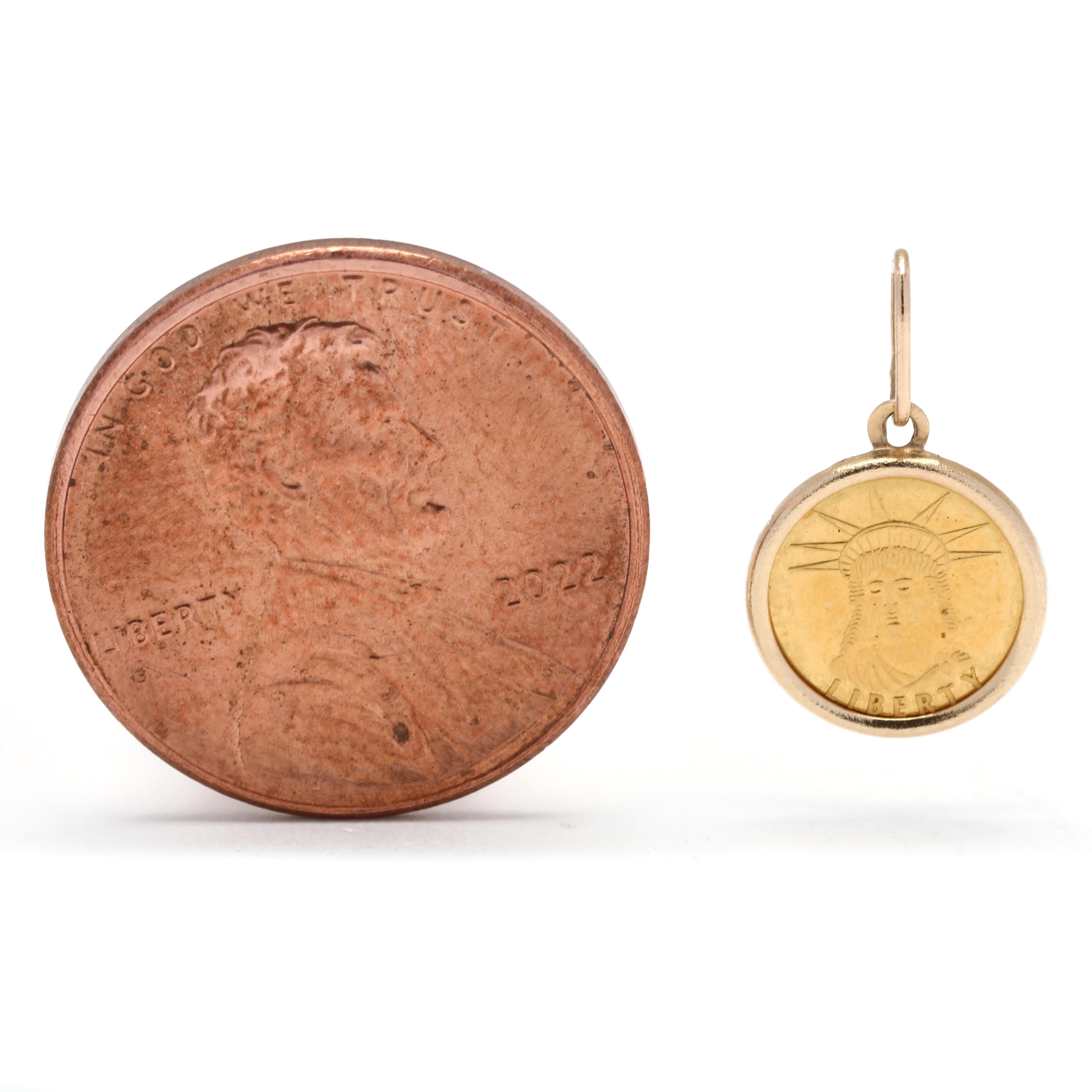 Dieser kleine amerikanische Münz-Charme ist eine perfekte Ergänzung für jede Schmucksammlung. Er ist aus 22K und 14K Gelbgold gefertigt, misst 1/2 Zoll in der Länge und hat die Form einer runden Mini-Münze. Dieser schöne und einzigartige Charme ist