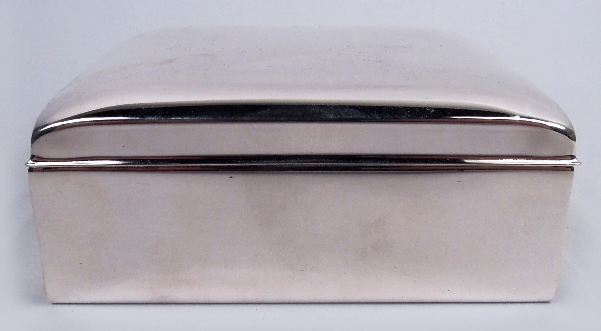 Caja de plata de ley moderna de mediados de siglo. Fabricado por Poole en Taunton, Mass. Rectangular con lados rectos; tapa abatible con parte superior curvada. Interior de la caja forrado de cedro; parte inferior forrada de cuero. Completamente