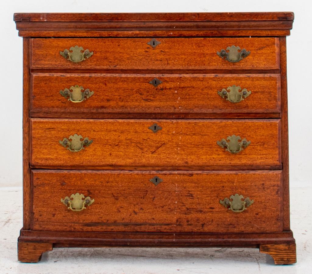 Small American Oak four drawer chest, 19th/20th century, in the federal taste and of rectangular form, with four long drawers, possibly once for silver. In good antique condition. Wear consistent with age and use.

Dimensions: 24