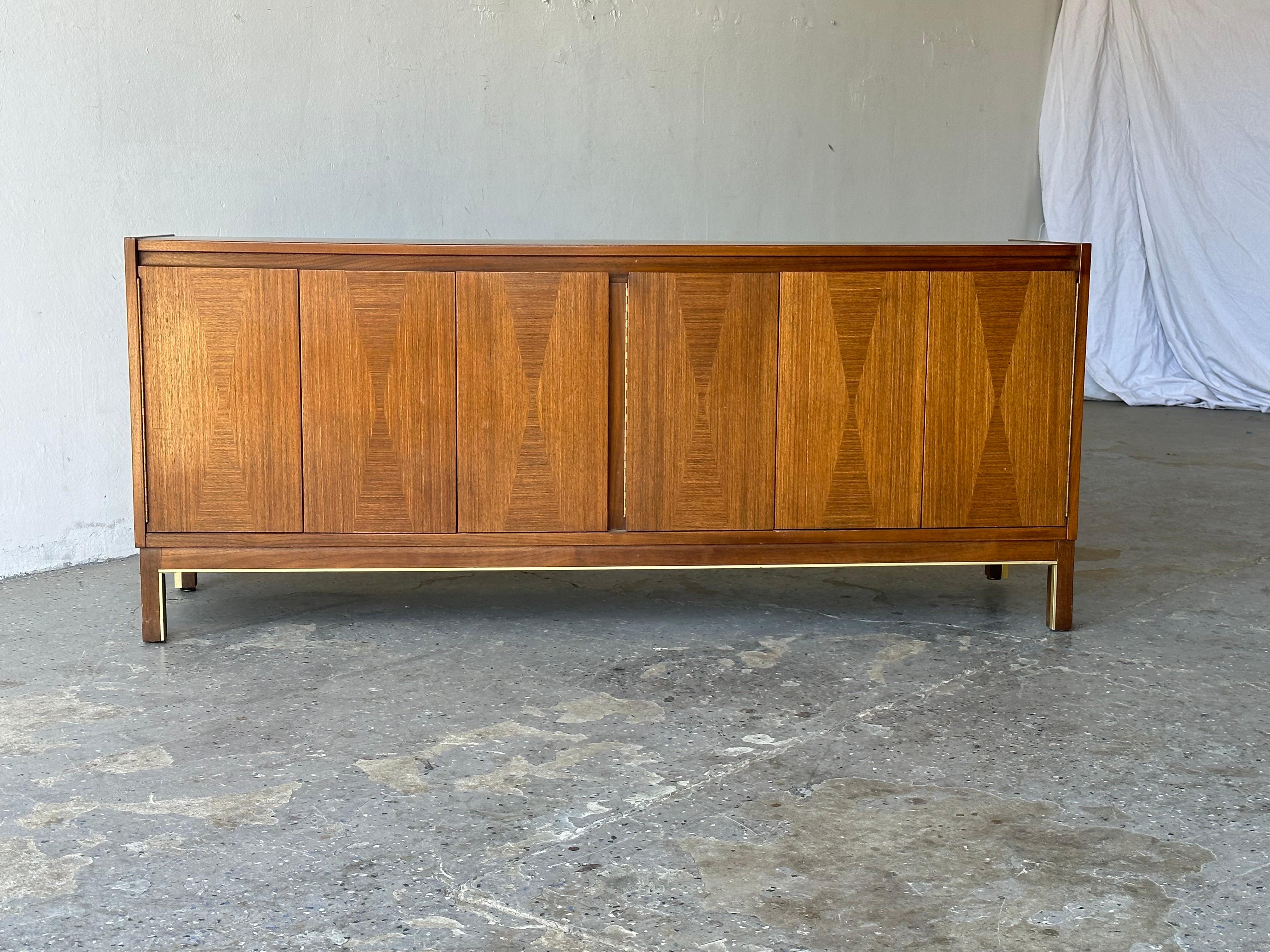 Small American of Martinsville Mid-Century Modern Credenza / Media Stand In Good Condition In Las Vegas, NV