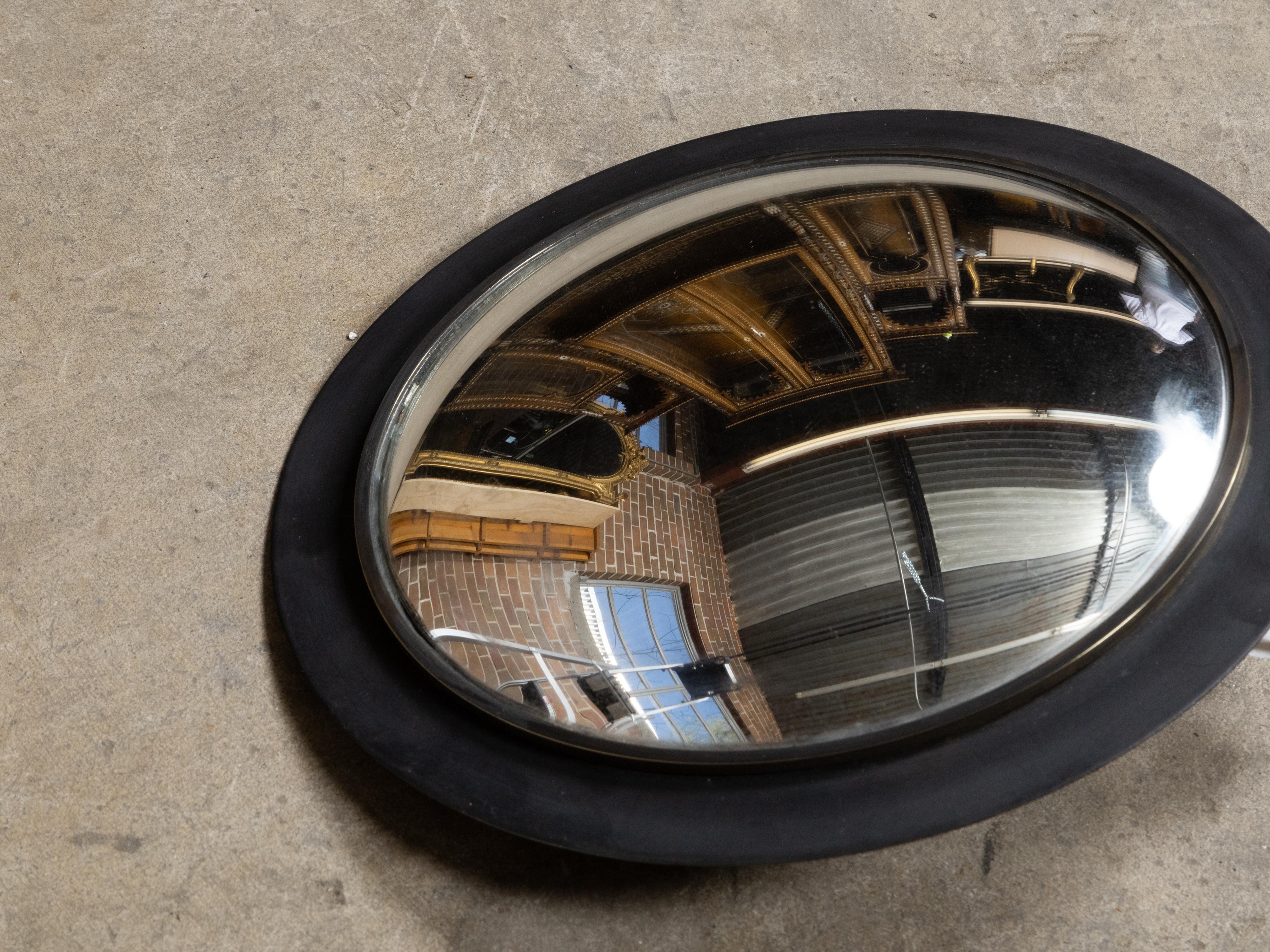 Peint Petit miroir convexe américain vintage avec cadre métallique circulaire noir en vente