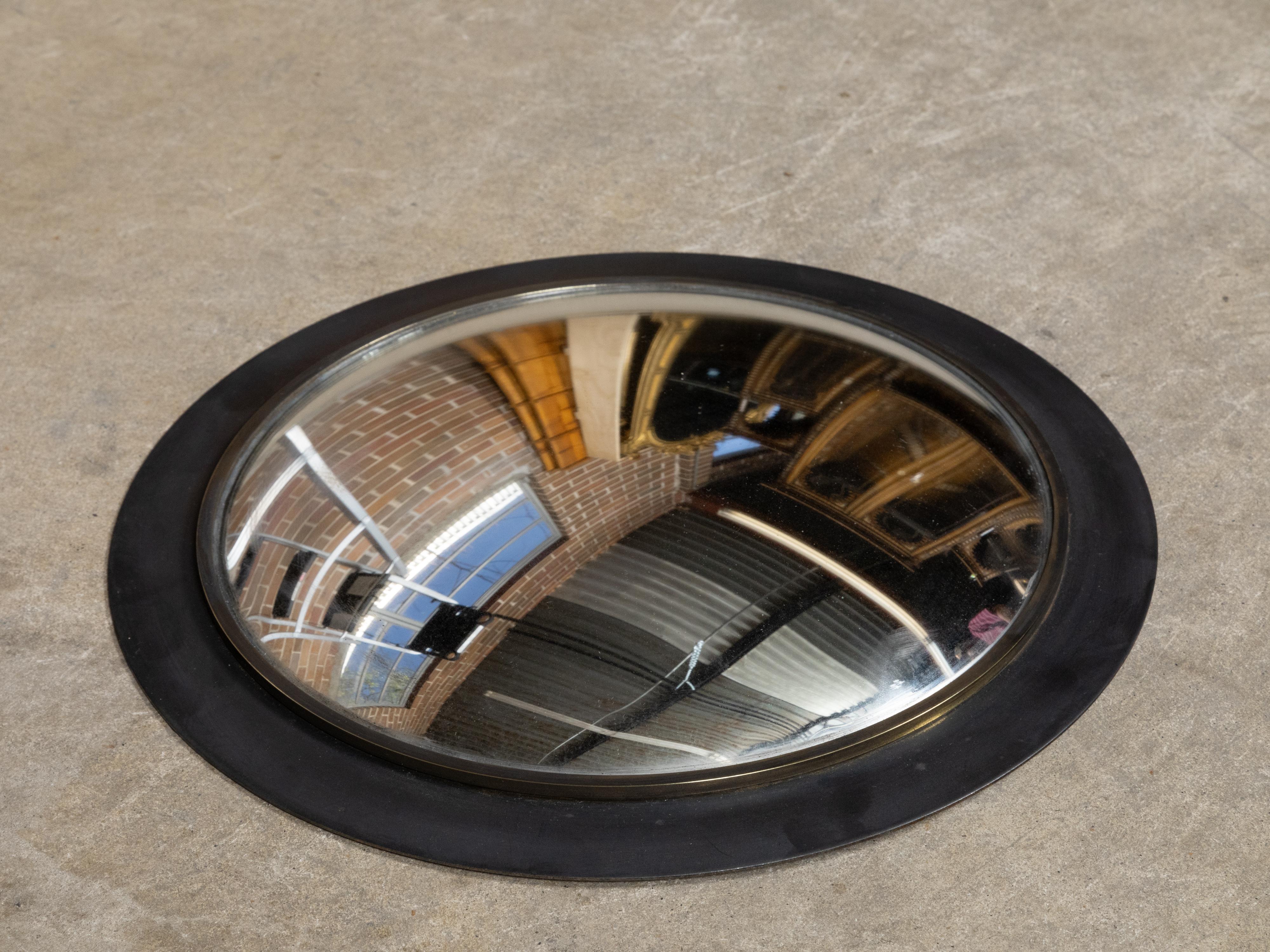 Petit miroir convexe américain vintage avec cadre métallique circulaire noir Bon état - En vente à Atlanta, GA