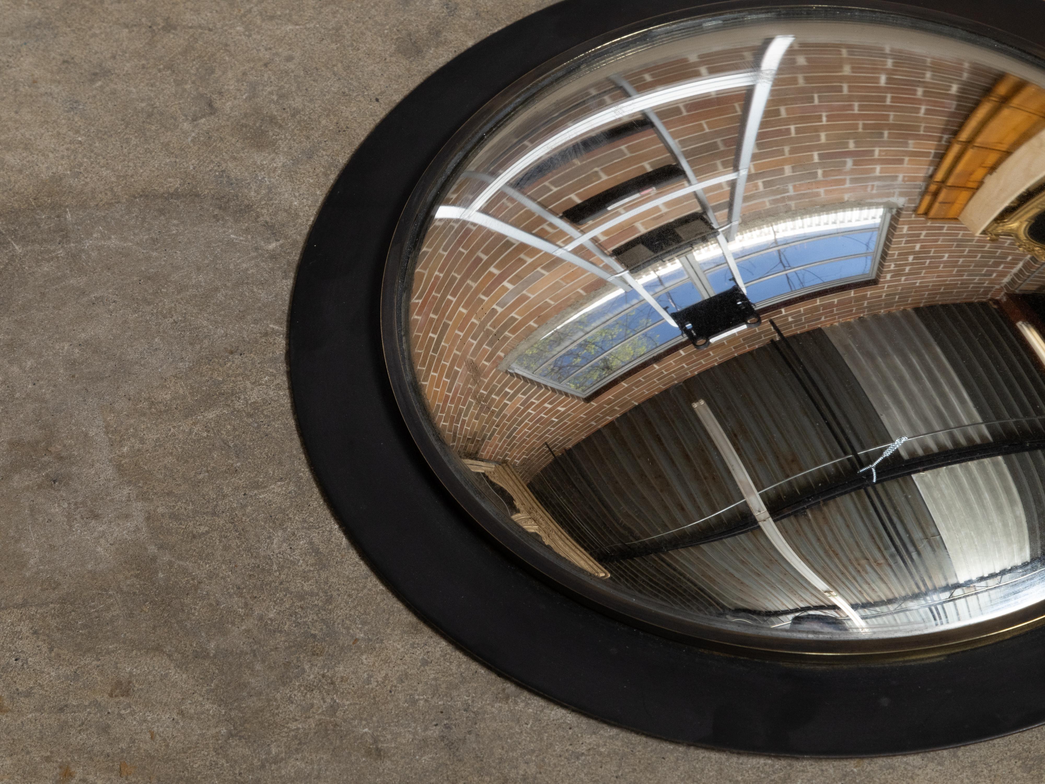 Petit miroir convexe américain vintage avec cadre métallique circulaire noir en vente 1