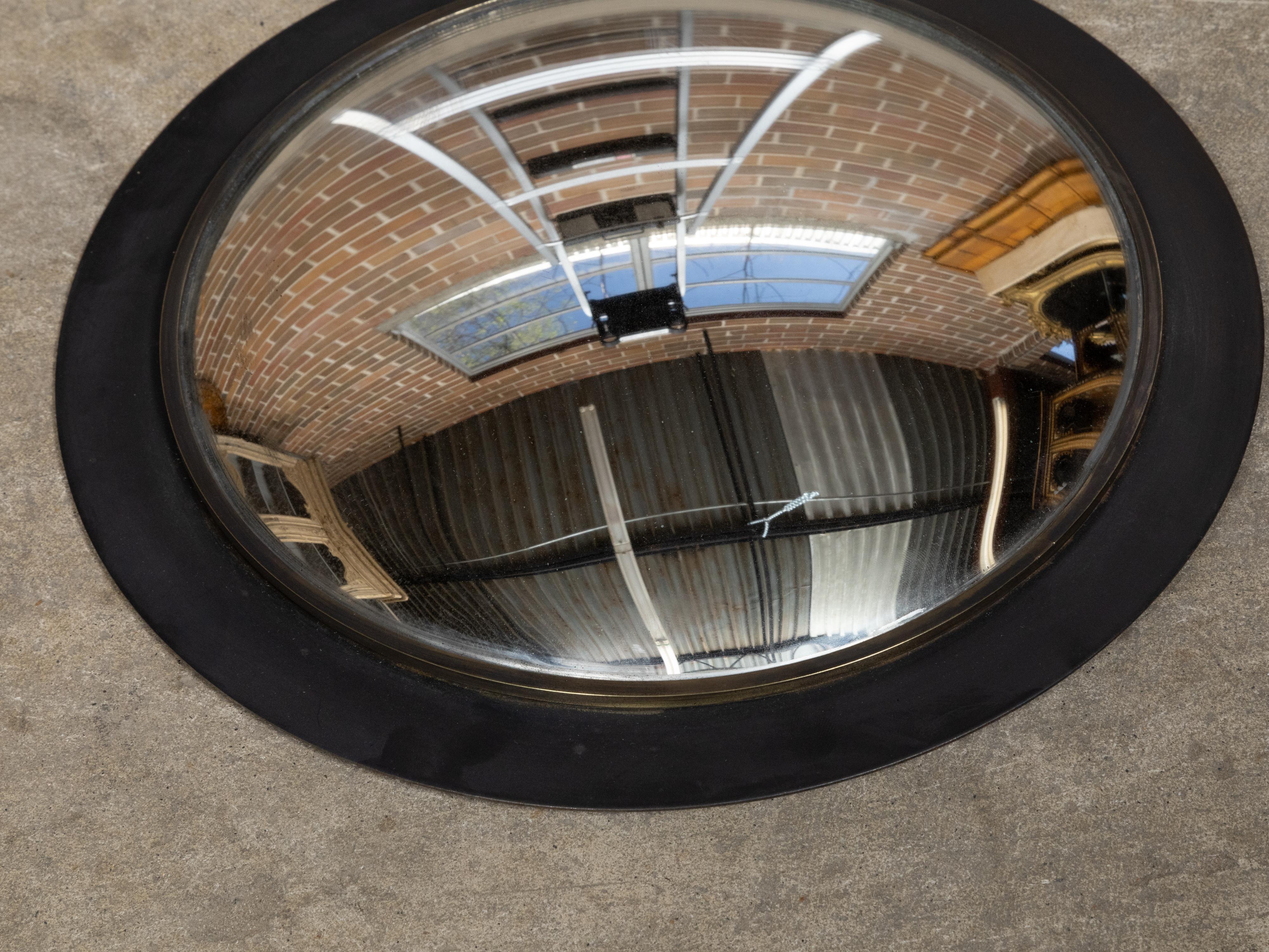 Petit miroir convexe américain vintage avec cadre métallique circulaire noir en vente 2