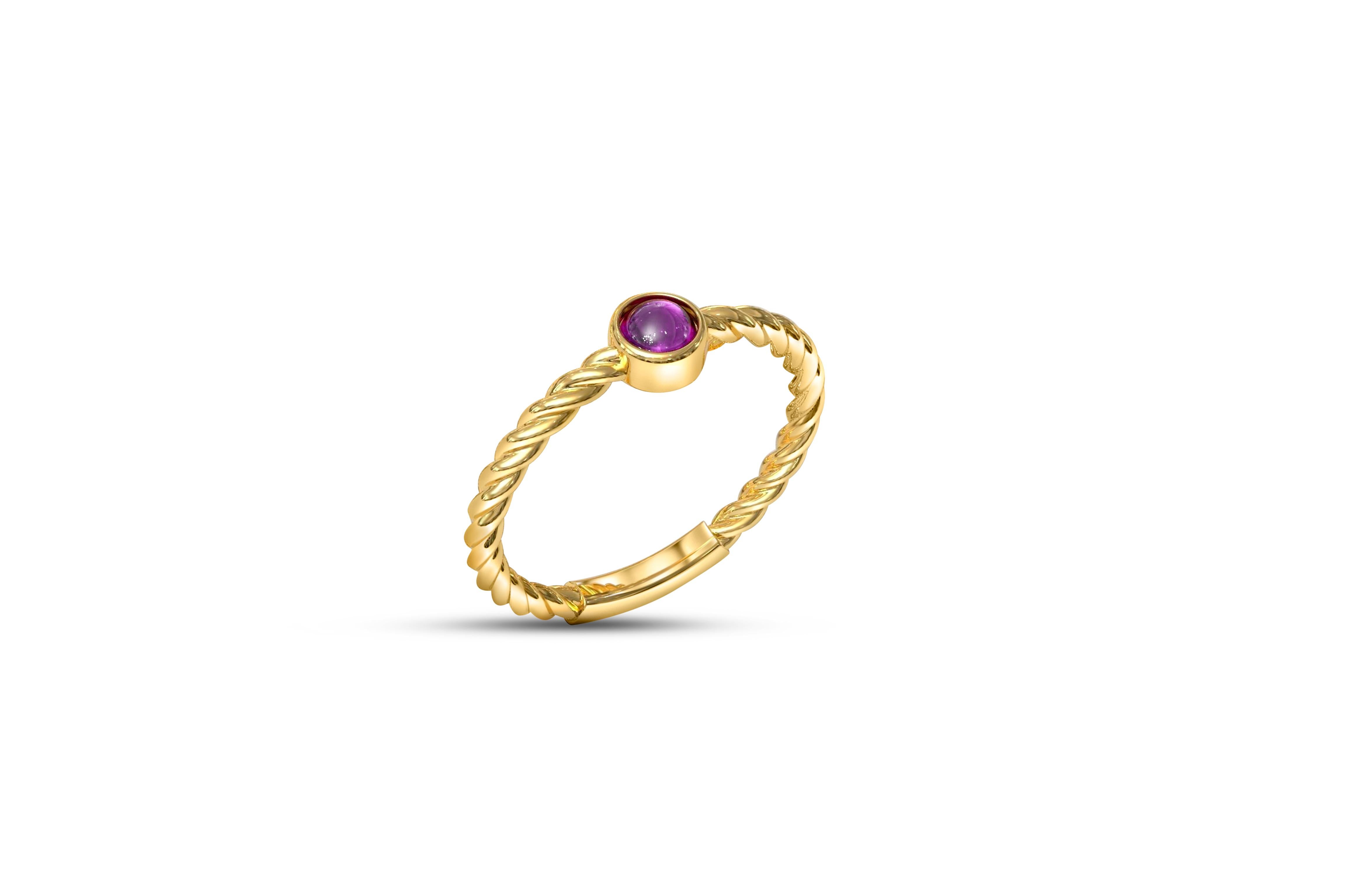 Modern Small amethyst cabochon 14k gold ring. For Sale