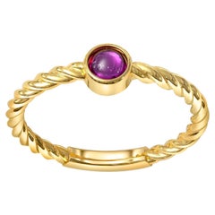Kleiner Amethyst-Cabochon-Ring aus 14 Karat Gold.