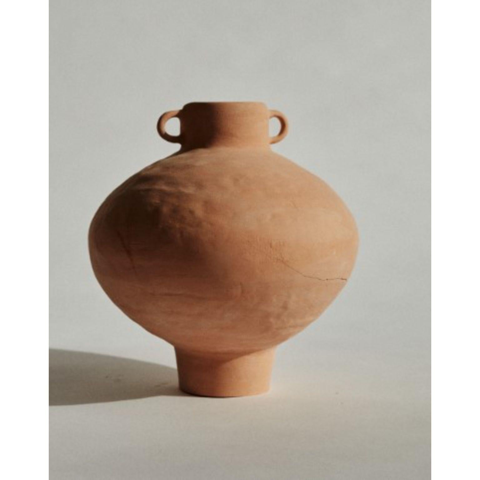 Small amphora in terracotta by Marta Bonilla
Dimensions: D20 x H25 cm
Materials: Terracotta, clay

Small amphora in terracotta: Low temperature hand modeled piece. Enameled inside. Outside it keeps the natural color of the clay, straw