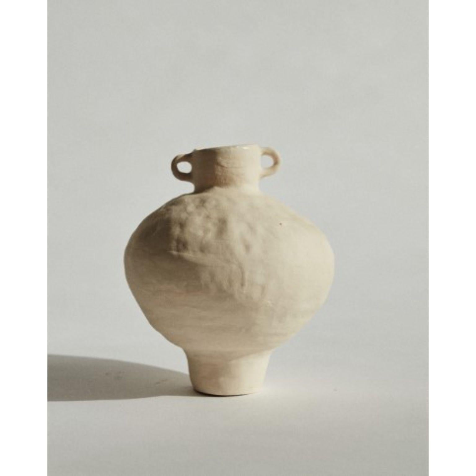 Small amphora in white terracotta by Marta Bonilla
Dimensions: D20 x H25 cm
Materials: Terracotta, Clay

Small Amphora in terracotta: Low temperature hand modeled piece. Enameled inside. Outside it keeps the natural color of the clay, straw