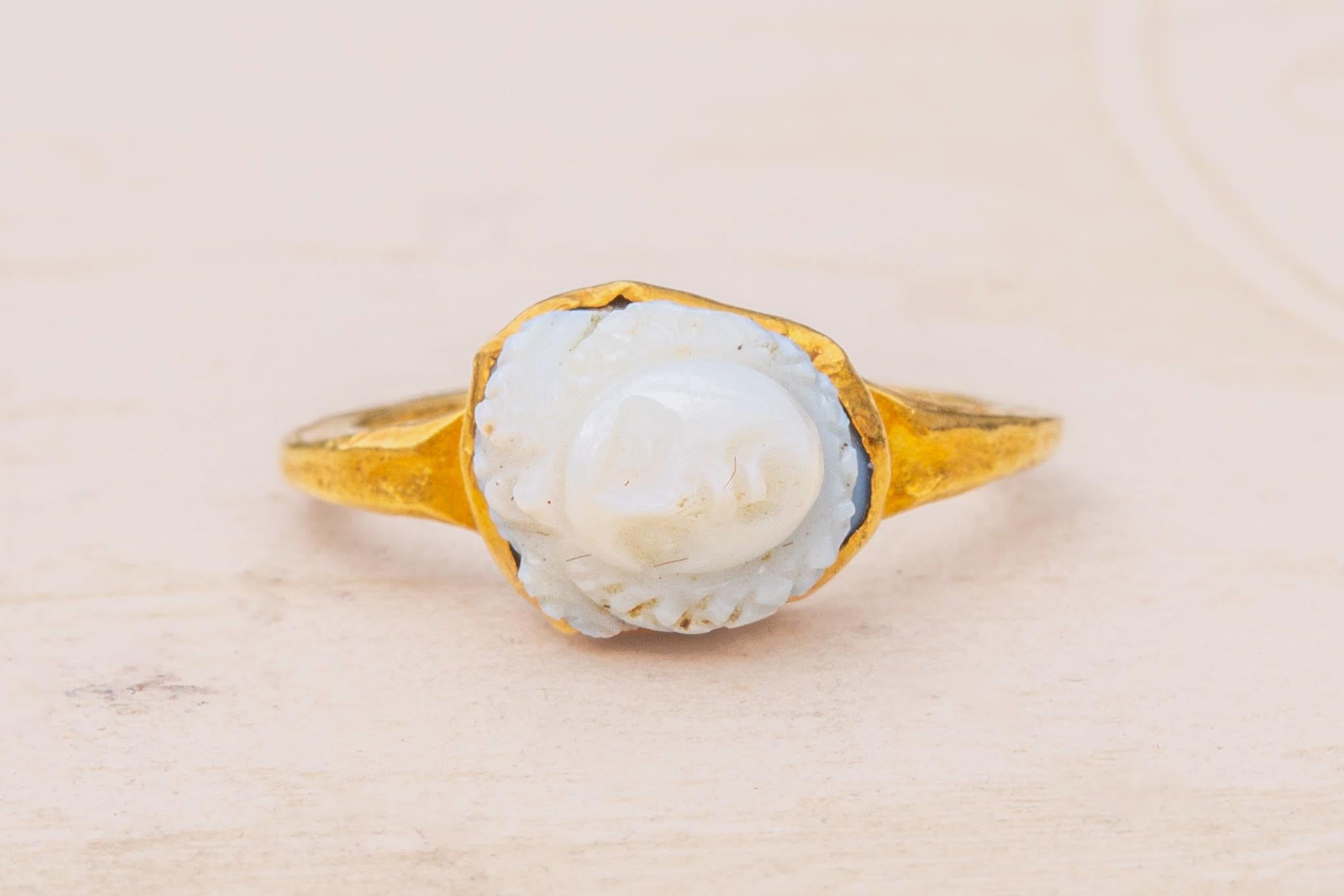 Small Ancient Roman Medusa Carved Cameo Gold Ring 2nd Century Gem Carving For Sale 9