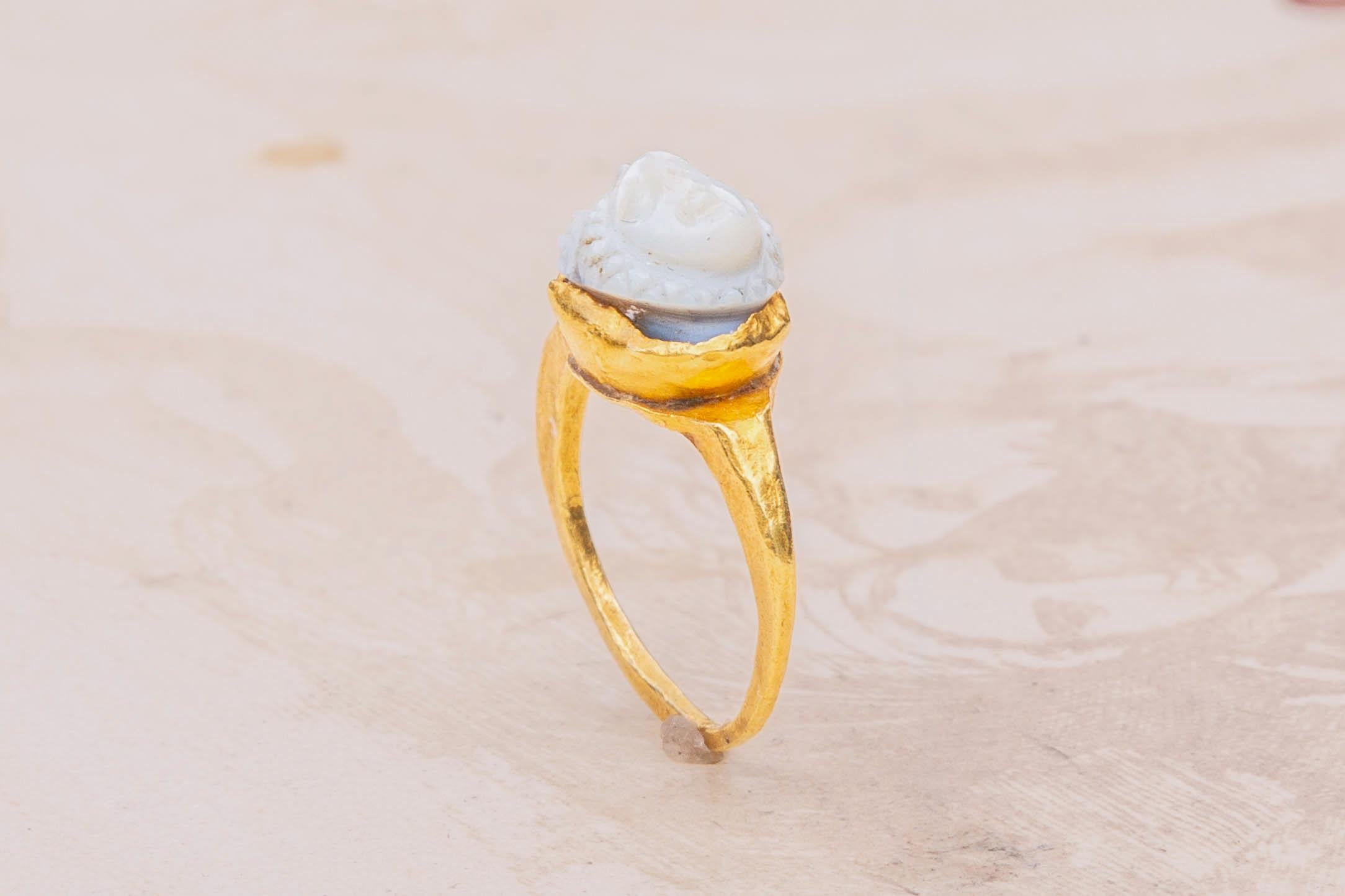 Small Ancient Roman Medusa Carved Cameo Gold Ring 2nd Century Gem Carving In Fair Condition For Sale In London, GB