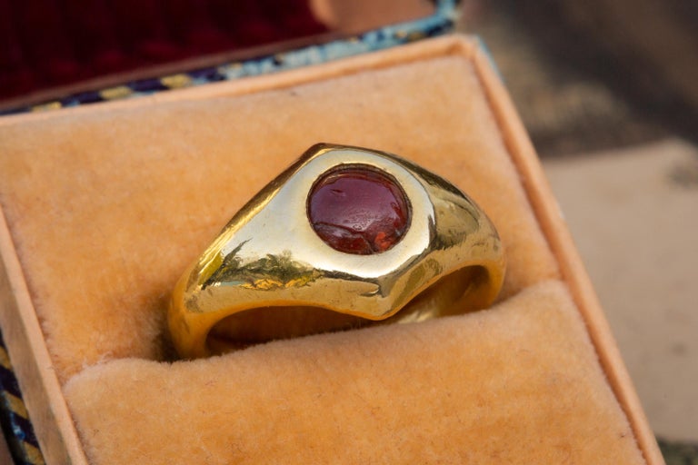 Classical Roman Small Ancient Roman Period Gold Garnet Cabochon Ring Antique  For Sale