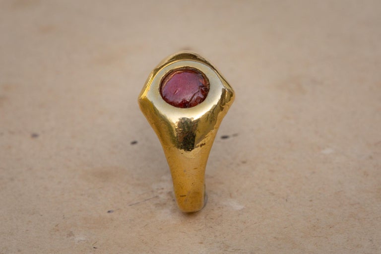Small Ancient Roman Period Gold Garnet Cabochon Ring Antique  For Sale 1
