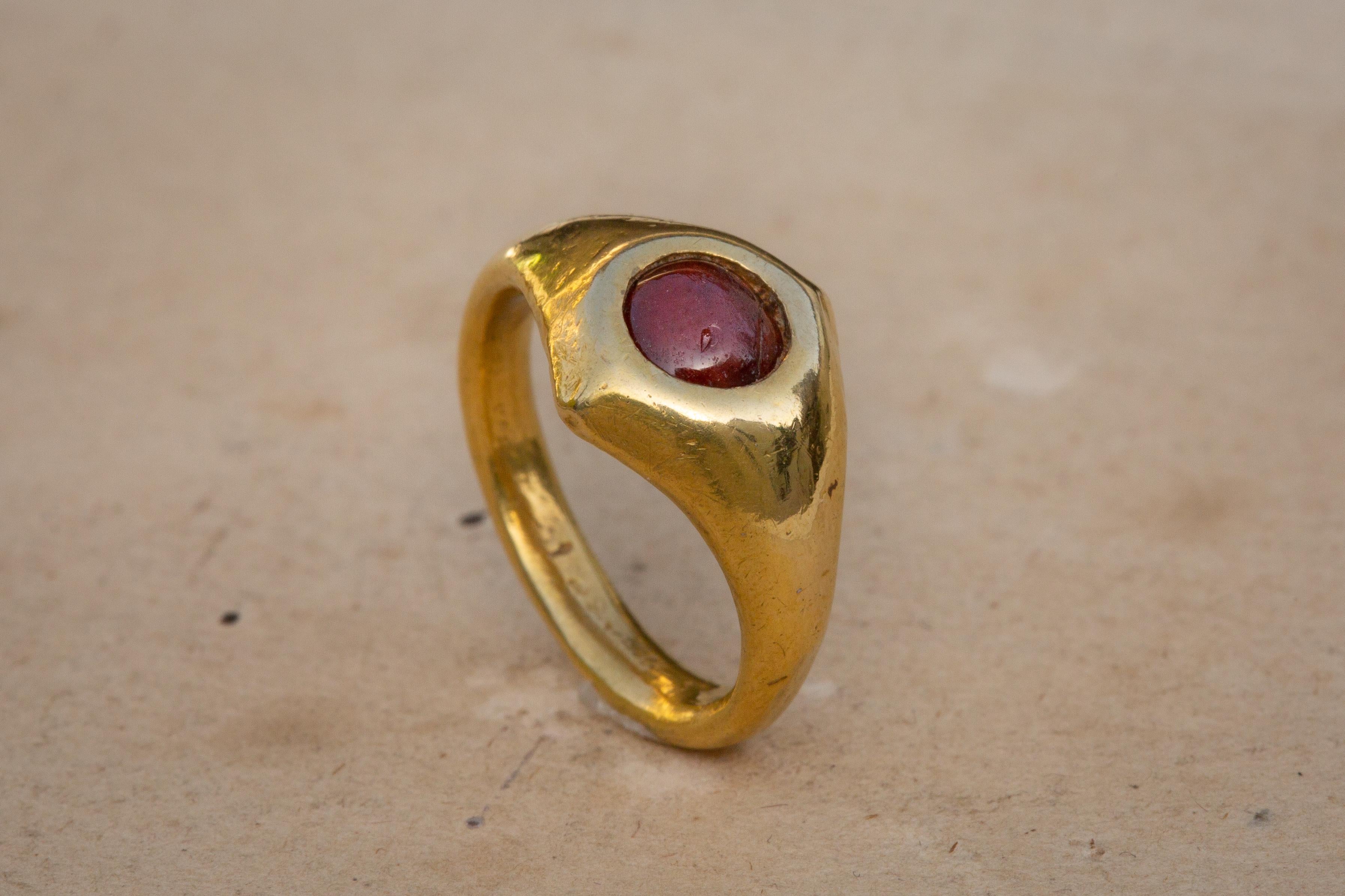 Small Ancient Roman Period Gold Garnet Cabochon Ring Antique  In Good Condition For Sale In London, GB