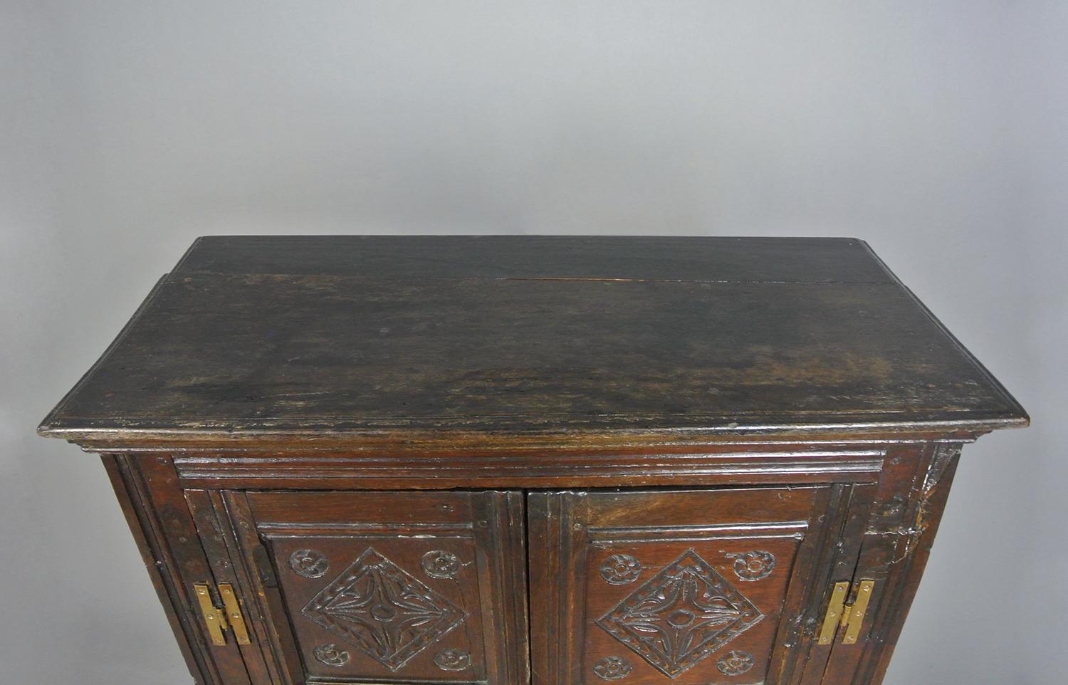 Small and Beautiful 17th Century Oak Livery Cupboard c. 1680 In Good Condition In Heathfield, GB