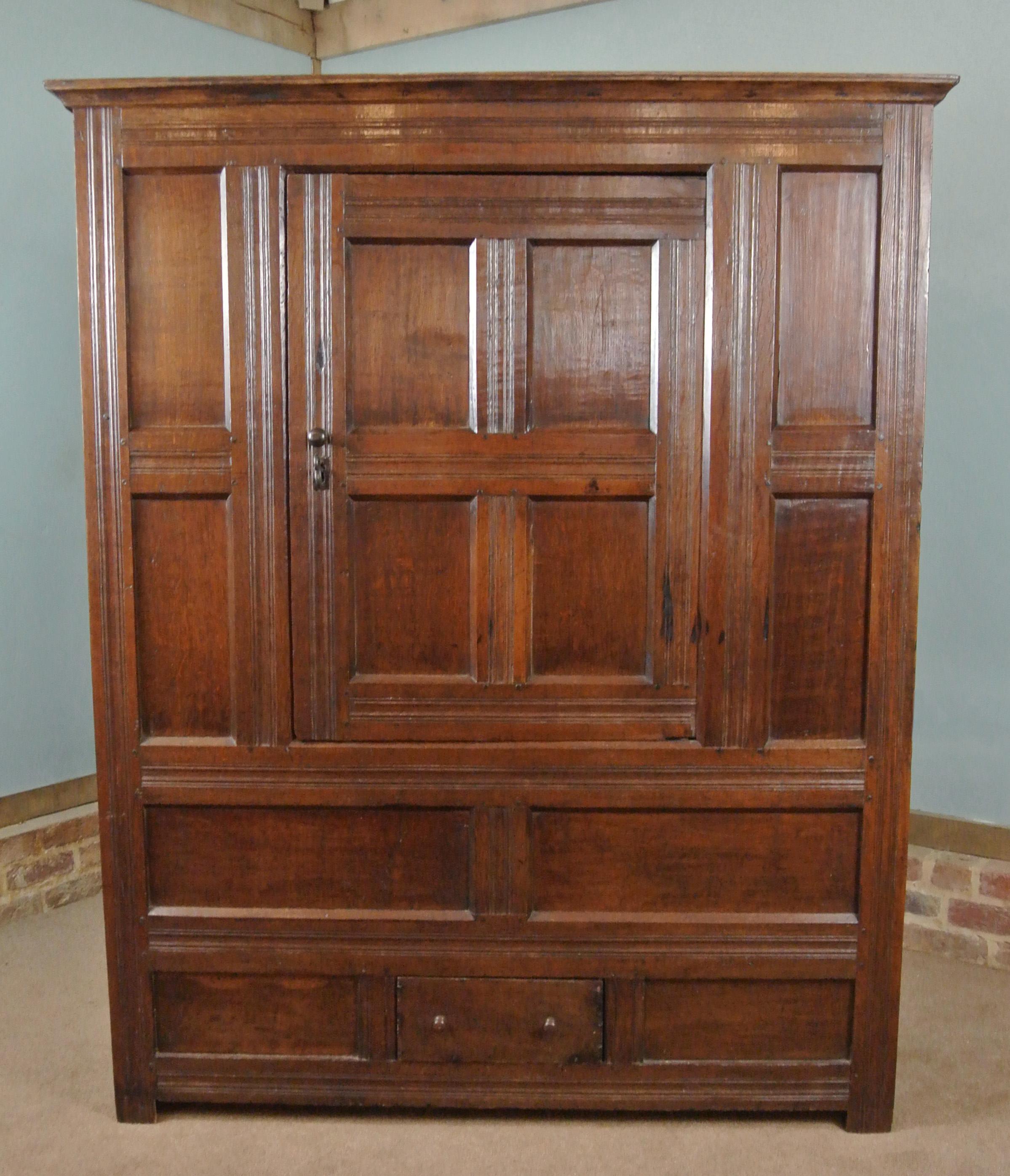 Small And Charming 17th Century Original Press Cupboard C. 1670 In Good Condition For Sale In Heathfield, GB