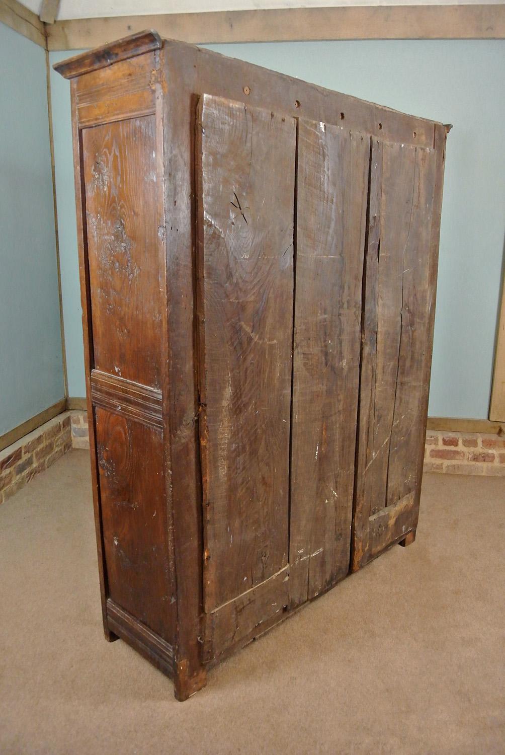 Small And Charming 17th Century Original Press Cupboard C. 1670 For Sale 2