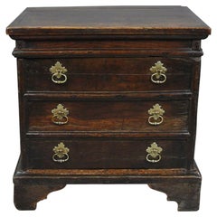 Pequeño y encantador taburete de caja de olmo y roble de Jorge I c. 1730