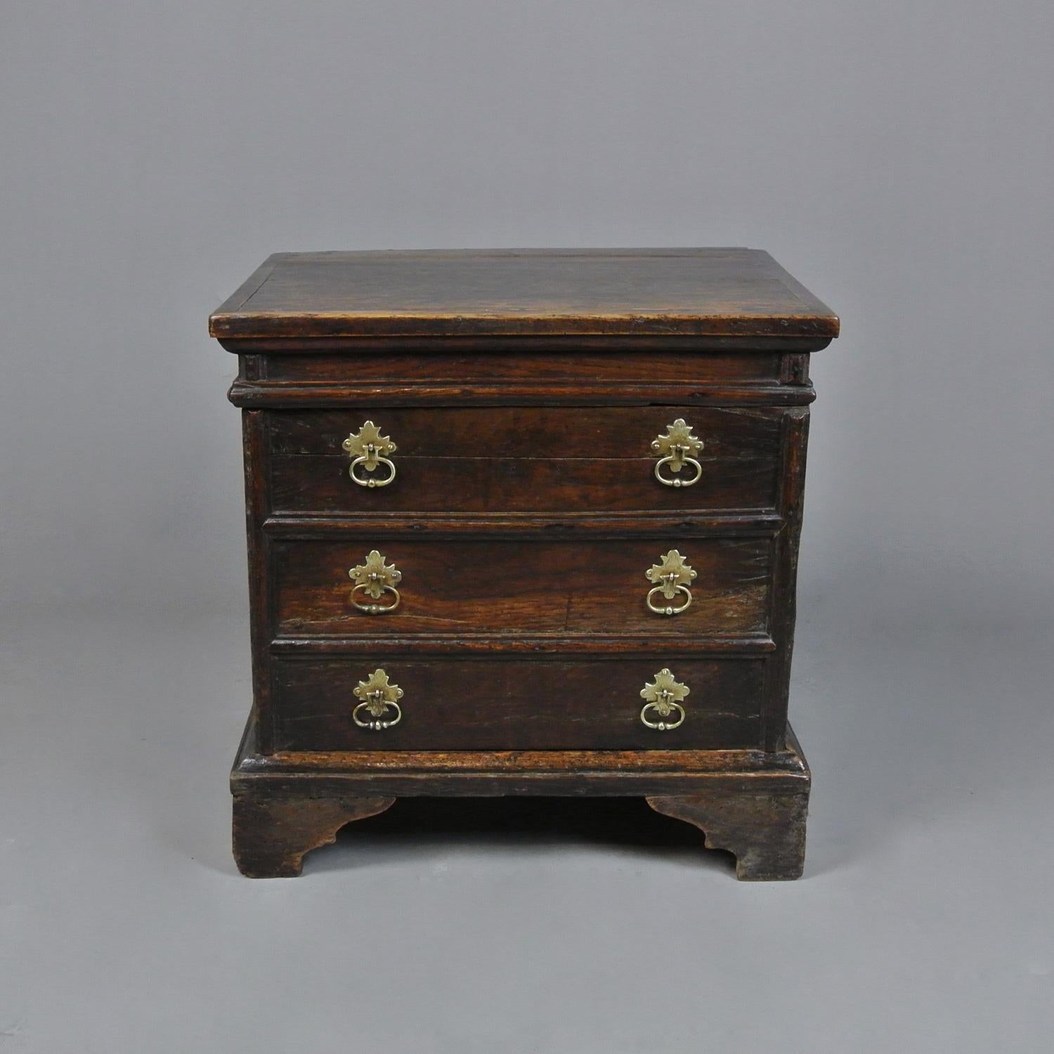 Small and Charming George I Elm and Oak Box Stool c. 1730 In Good Condition In Heathfield, GB