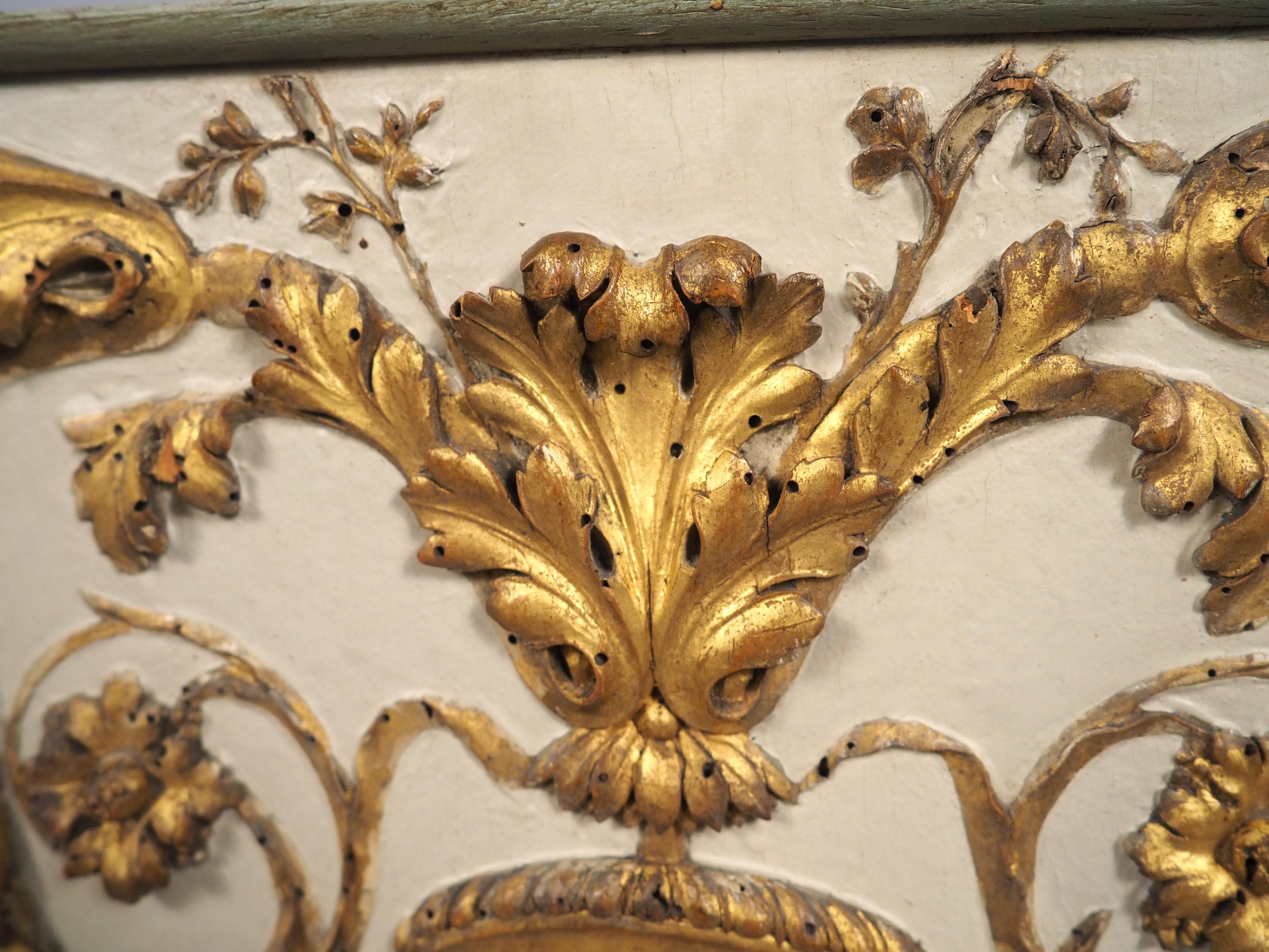 Kleine, fein geschnitzte und lackierte Tafel aus Giltholz aus Frankreich, 19.C. im Angebot 3