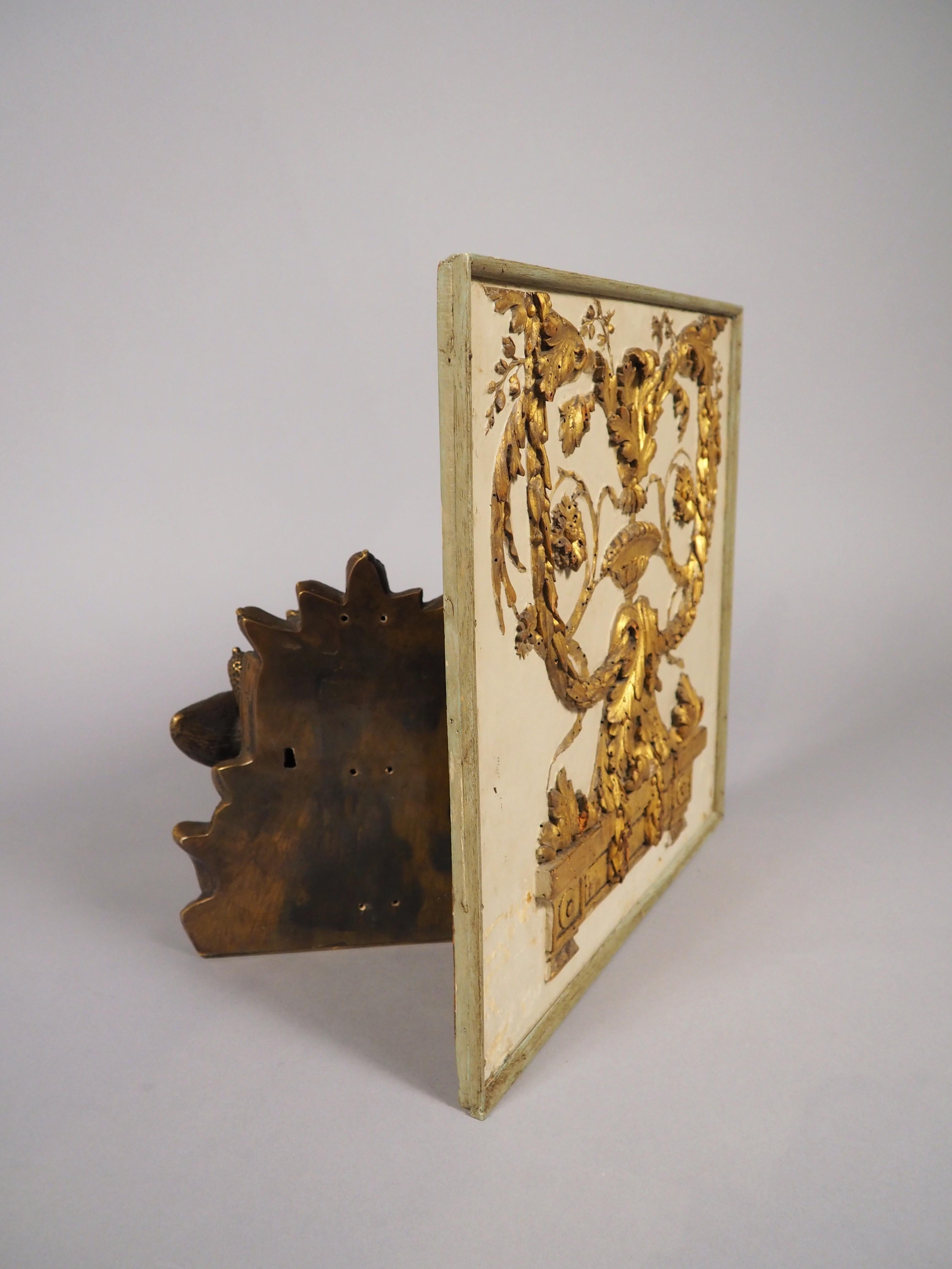 Kleine, fein geschnitzte und lackierte Tafel aus Giltholz aus Frankreich, 19.C. im Angebot 5