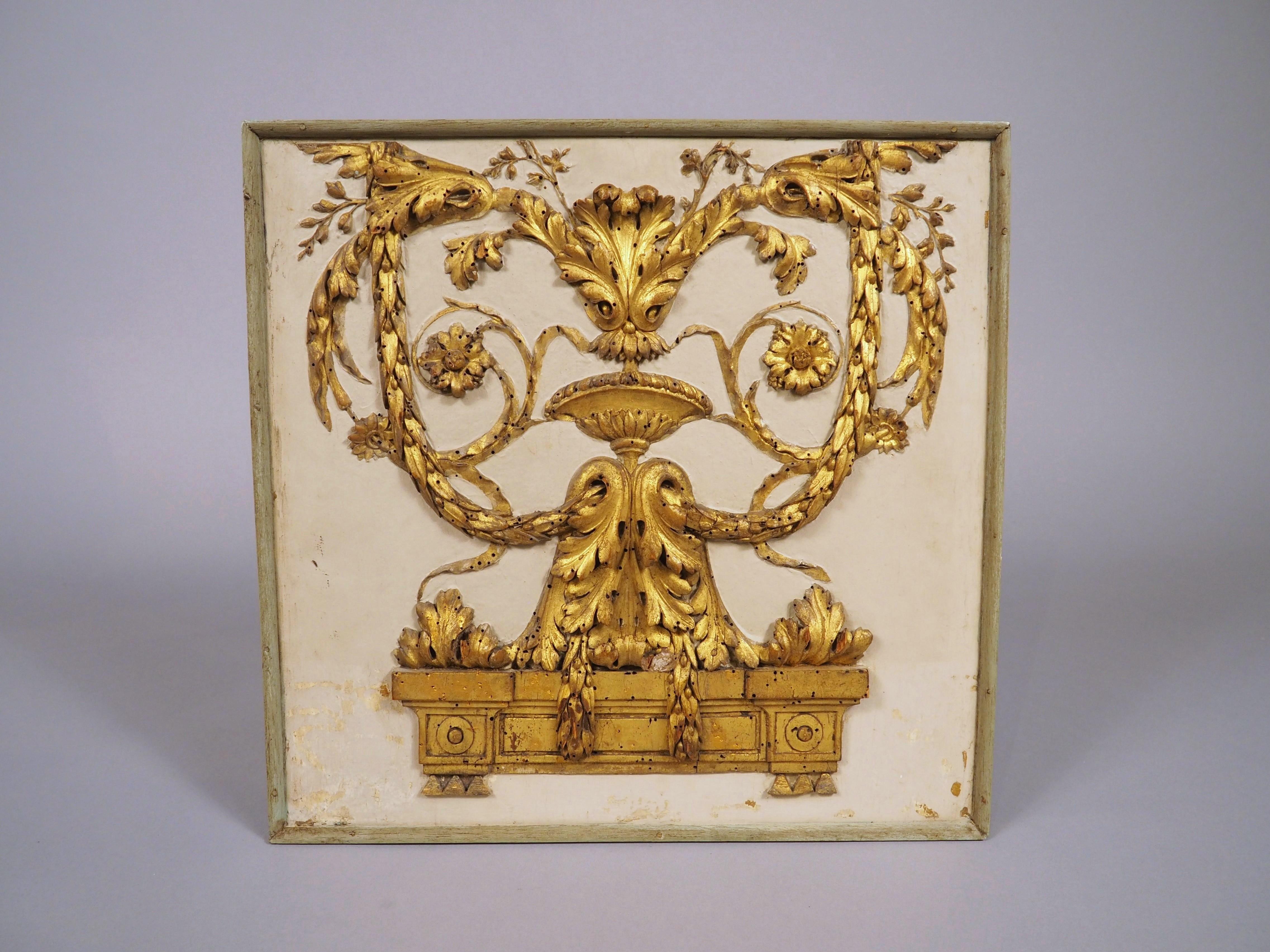 Kleine, fein geschnitzte und lackierte Tafel aus Giltholz aus Frankreich, 19.C. im Angebot 7