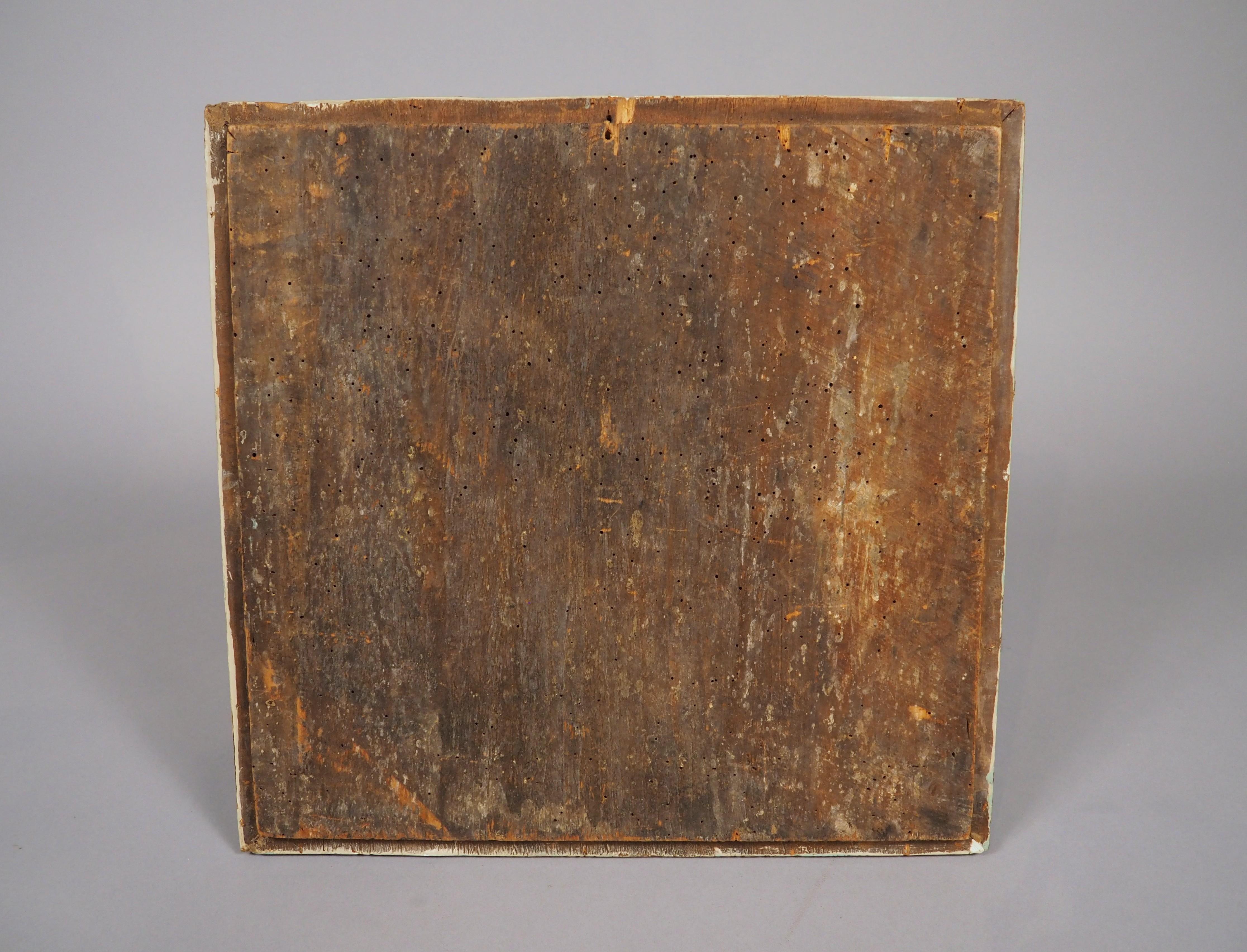 Weitere Informationen folgen in Kürze...

Dieses kleine französische Paneel aus der Zeit um 1800 weist feine Schnitzereien auf, die mit Vergoldung lackiert wurden.  Die vergoldeten Elemente formen ein wunderschönes, mit Blumen übersätes Rankenwerk. 