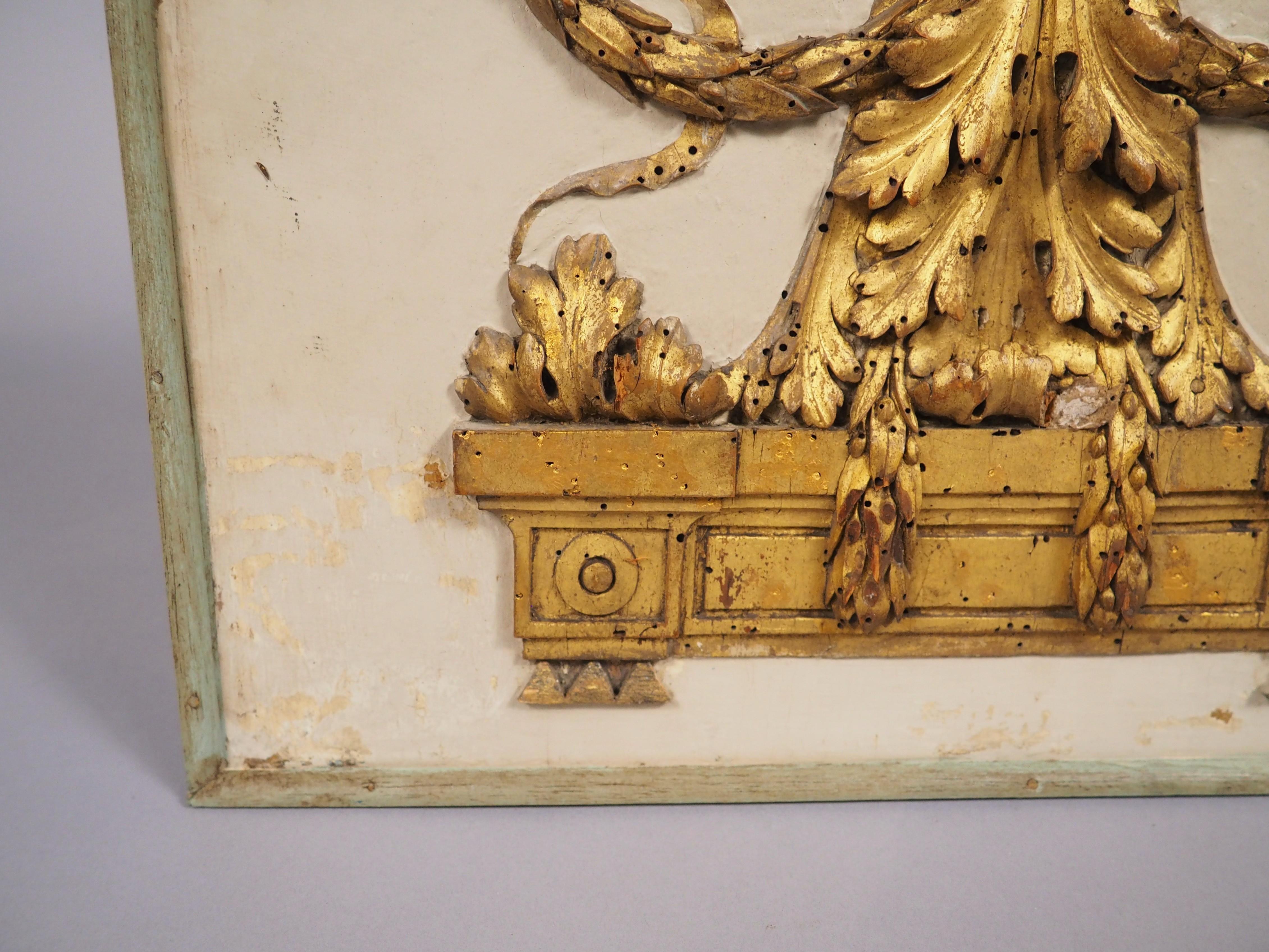 Kleine, fein geschnitzte und lackierte Tafel aus Giltholz aus Frankreich, 19.C. (Französisch) im Angebot