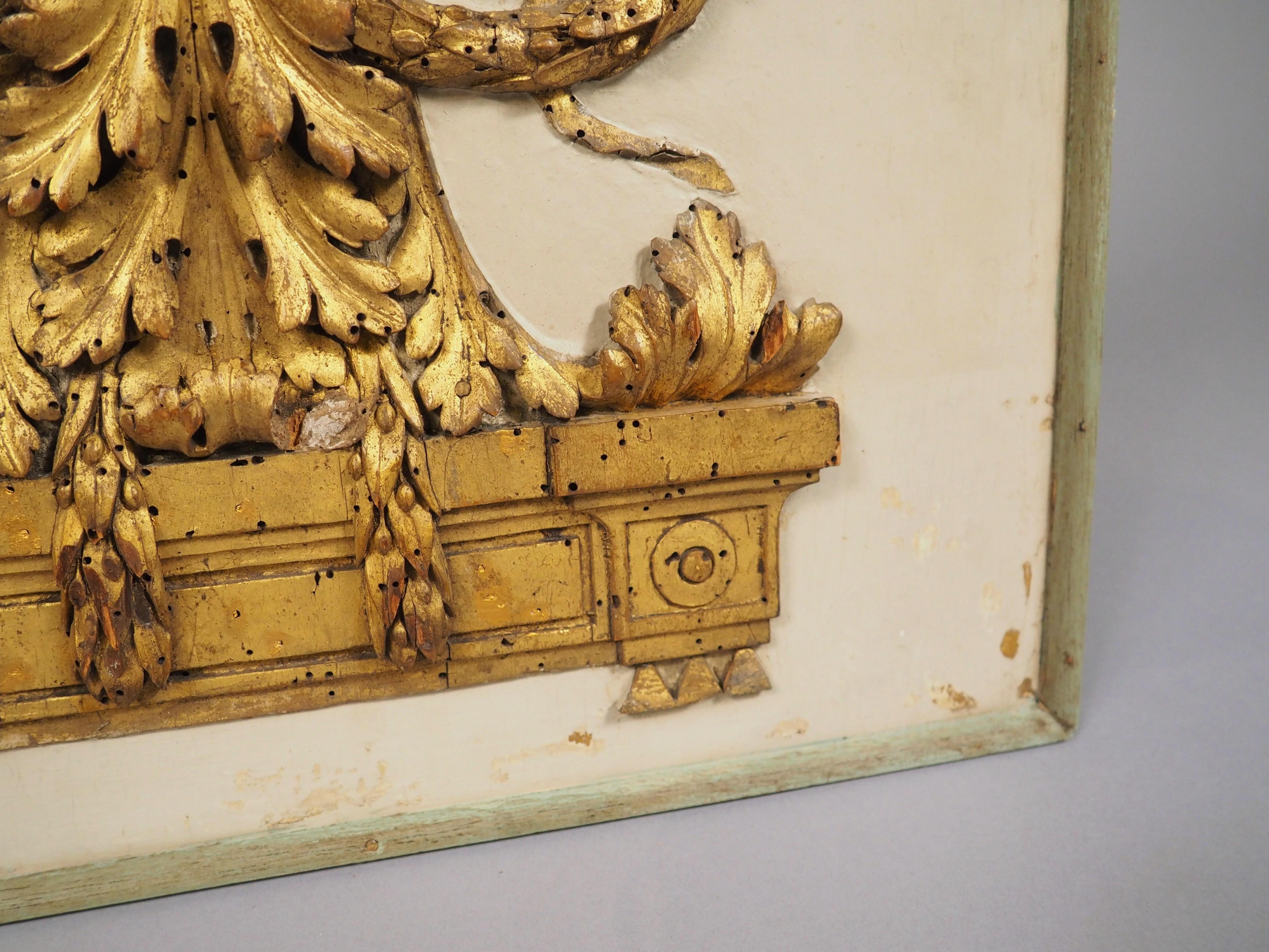 Kleine, fein geschnitzte und lackierte Tafel aus Giltholz aus Frankreich, 19.C. (Handgeschnitzt) im Angebot