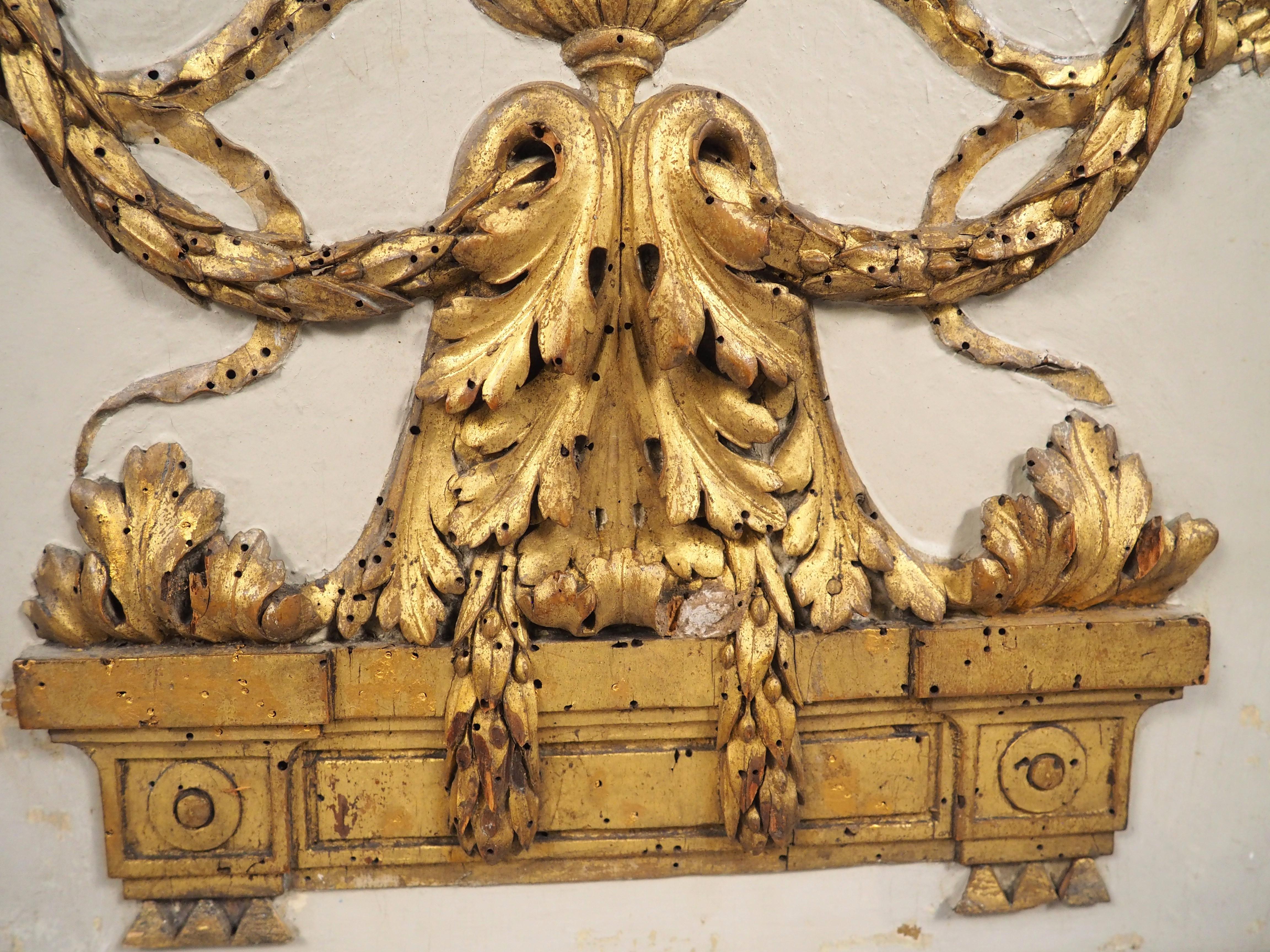 Kleine, fein geschnitzte und lackierte Tafel aus Giltholz aus Frankreich, 19.C. im Zustand „Gut“ im Angebot in Dallas, TX