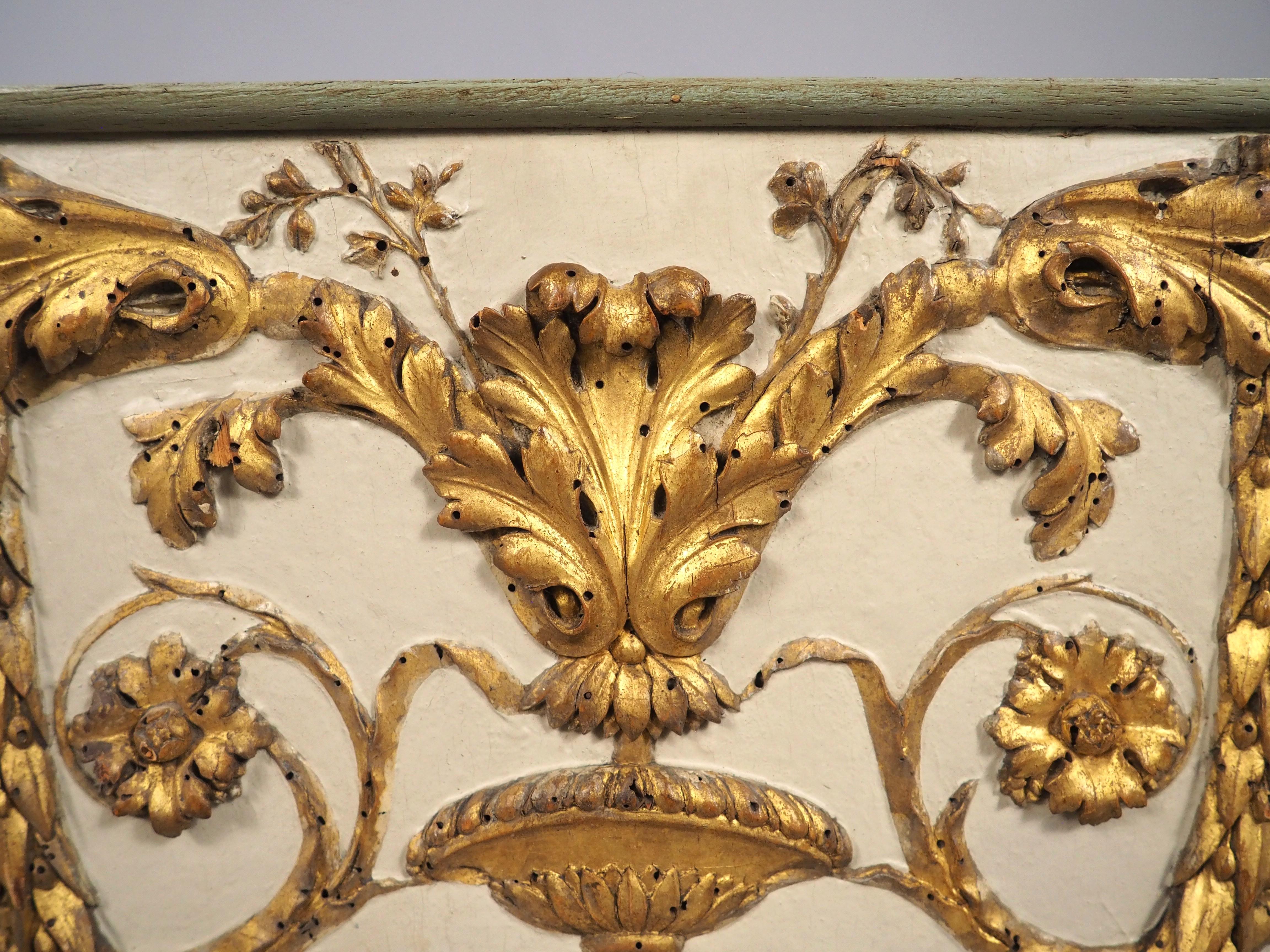 Kleine, fein geschnitzte und lackierte Tafel aus Giltholz aus Frankreich, 19.C. (Holz) im Angebot