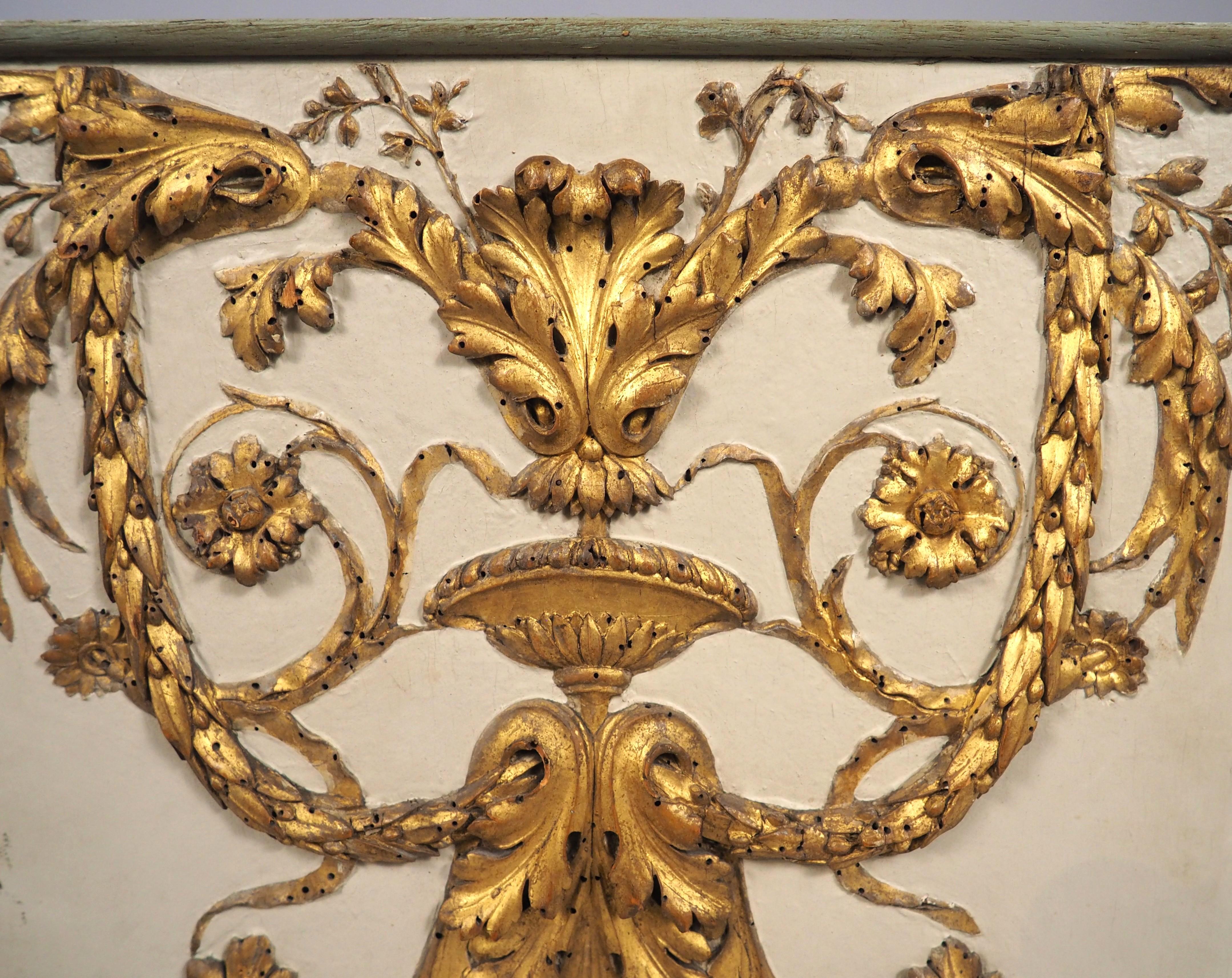 Kleine, fein geschnitzte und lackierte Tafel aus Giltholz aus Frankreich, 19.C. im Angebot 2