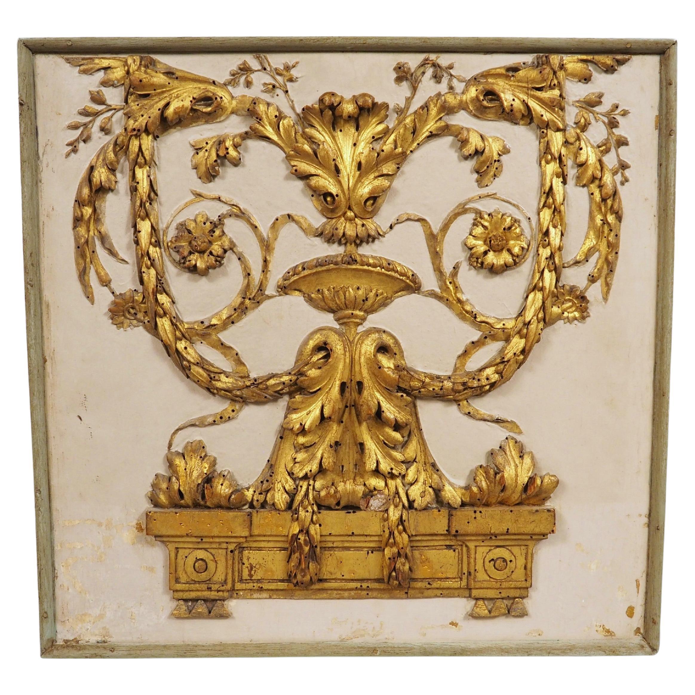 Kleine, fein geschnitzte und lackierte Tafel aus Giltholz aus Frankreich, 19.C. im Angebot