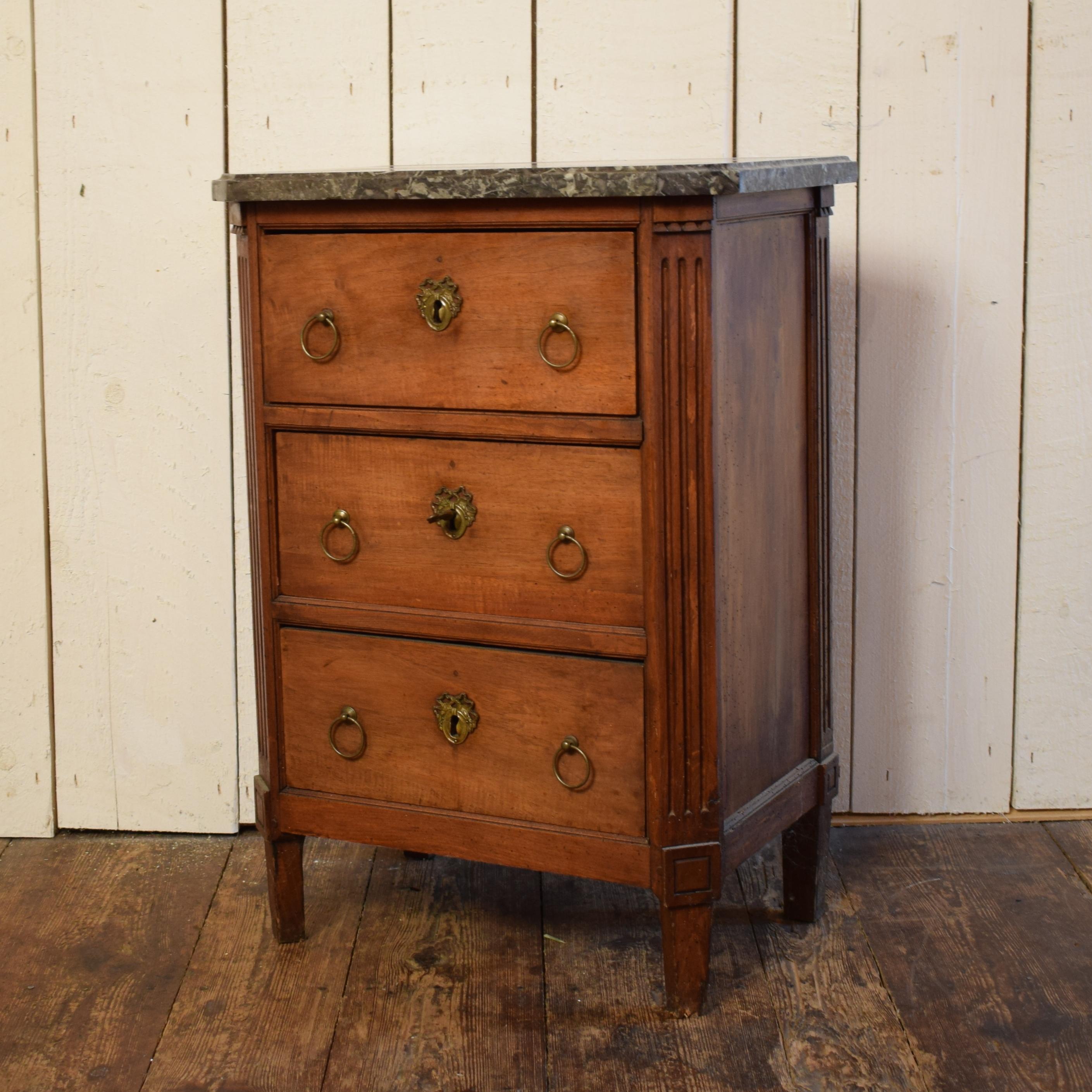 This small 19th century Empire / Neoclassicism chest of drawers hat got its original hardware and a beautiful patina. It also comes with the original marble top.
It was build in France, circa 1810.
A lovely piece of furniture with a nice and warm