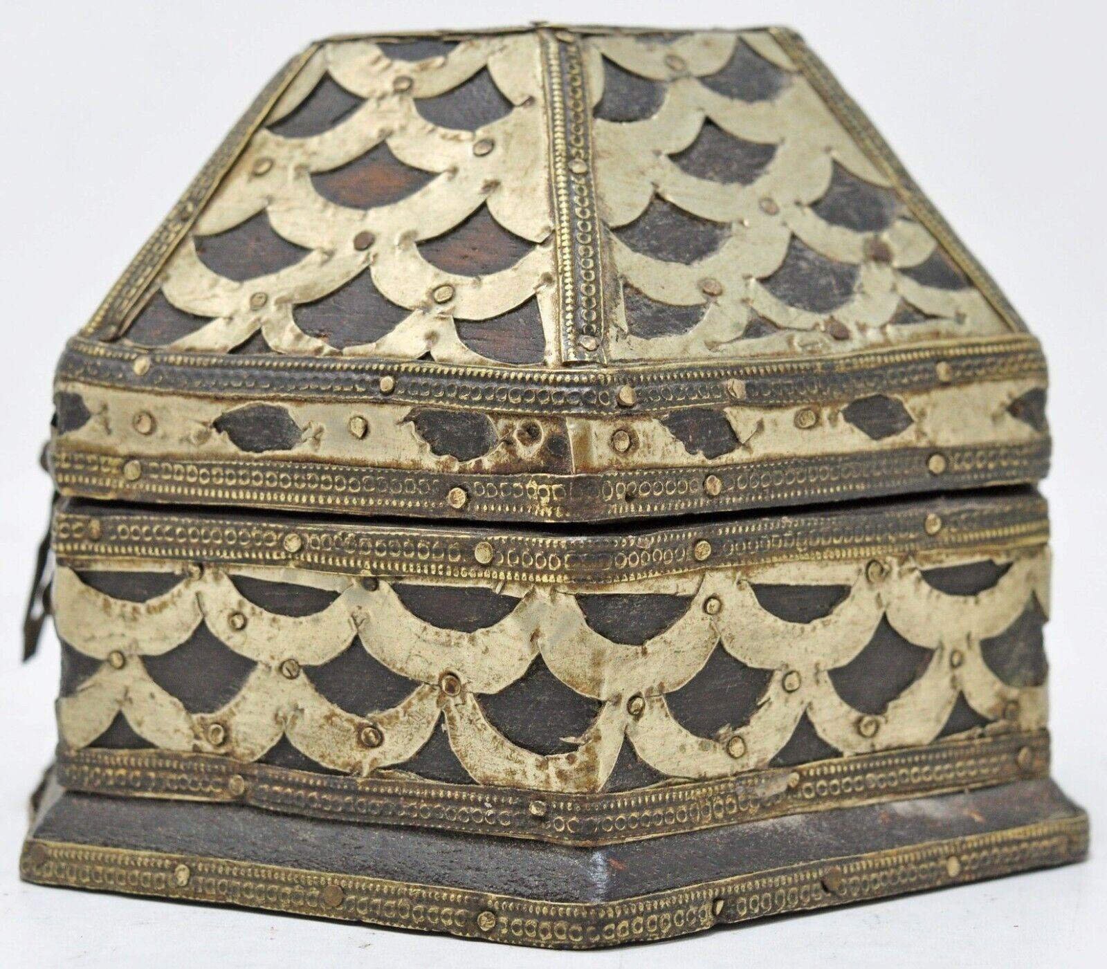Dutch Colonial Small and elaborate Hand-Made Vintage Indian Decorative Trinket Box For Sale