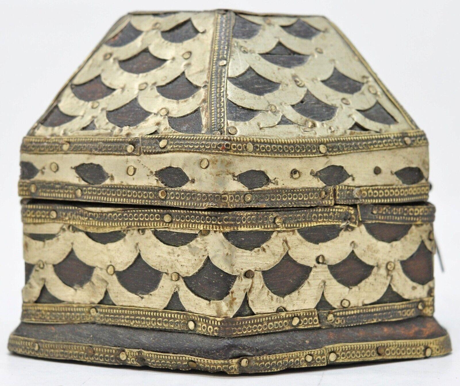 Hand-Crafted Small and elaborate Hand-Made Vintage Indian Decorative Trinket Box For Sale
