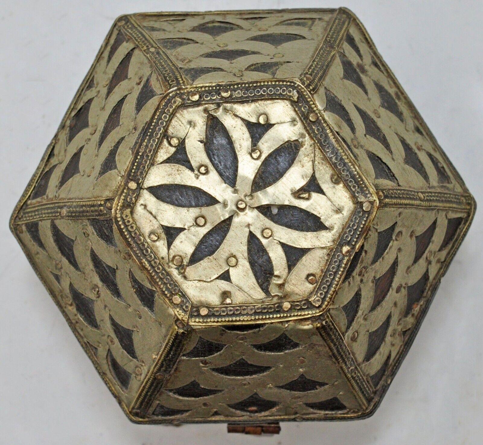 Small and elaborate Hand-Made Vintage Indian Decorative Trinket Box In Fair Condition For Sale In Leesburg, VA
