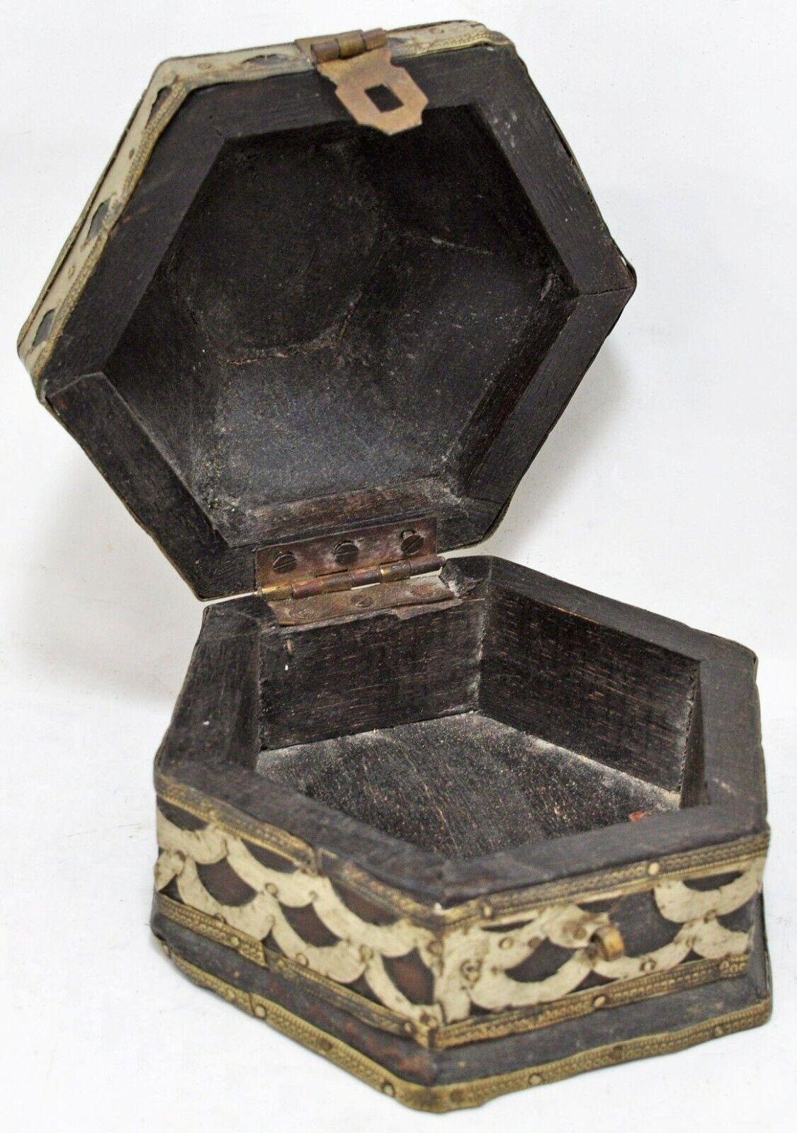 Early 20th Century Small and elaborate Hand-Made Vintage Indian Decorative Trinket Box For Sale