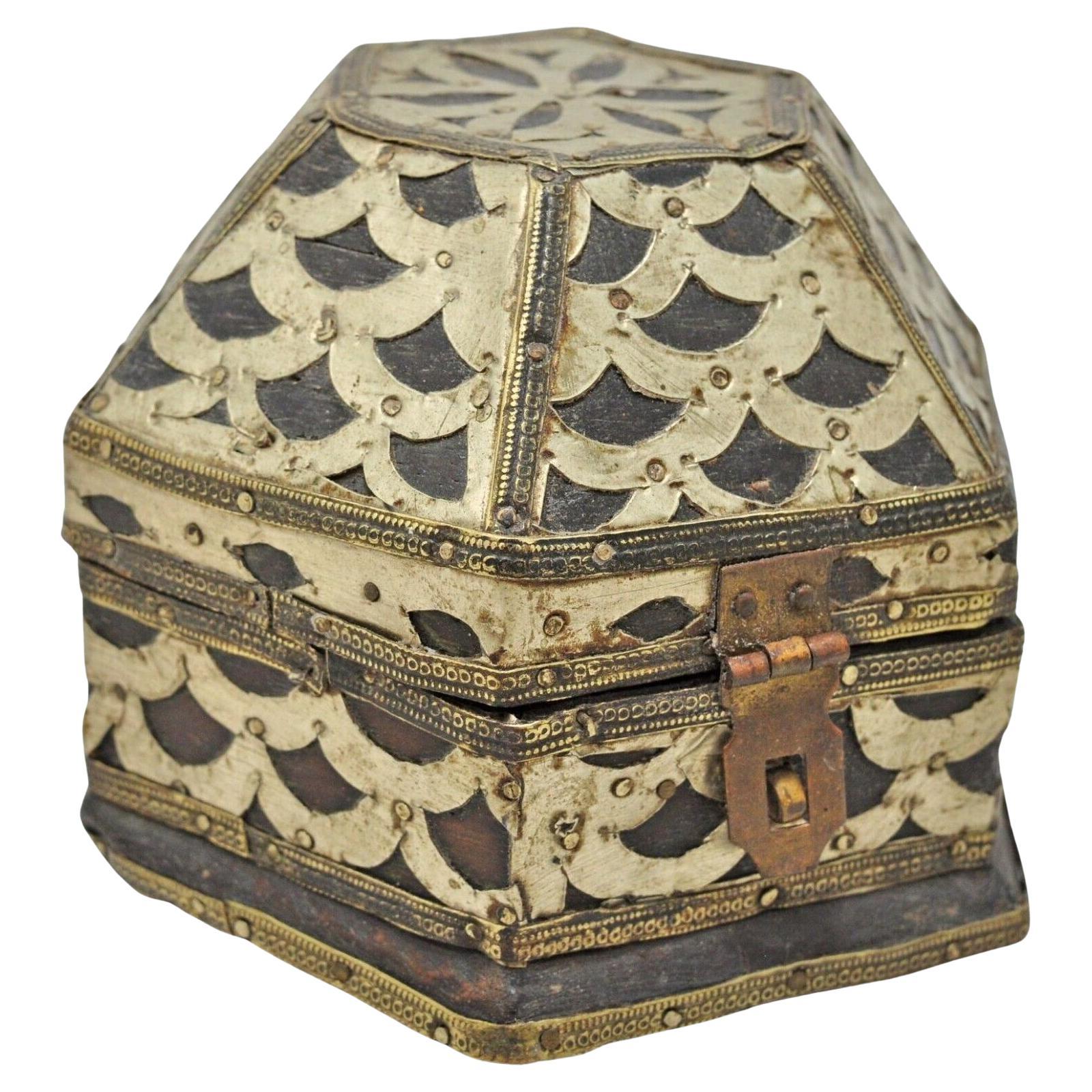Small and elaborate Hand-Made Vintage Indian Decorative Trinket Box For Sale