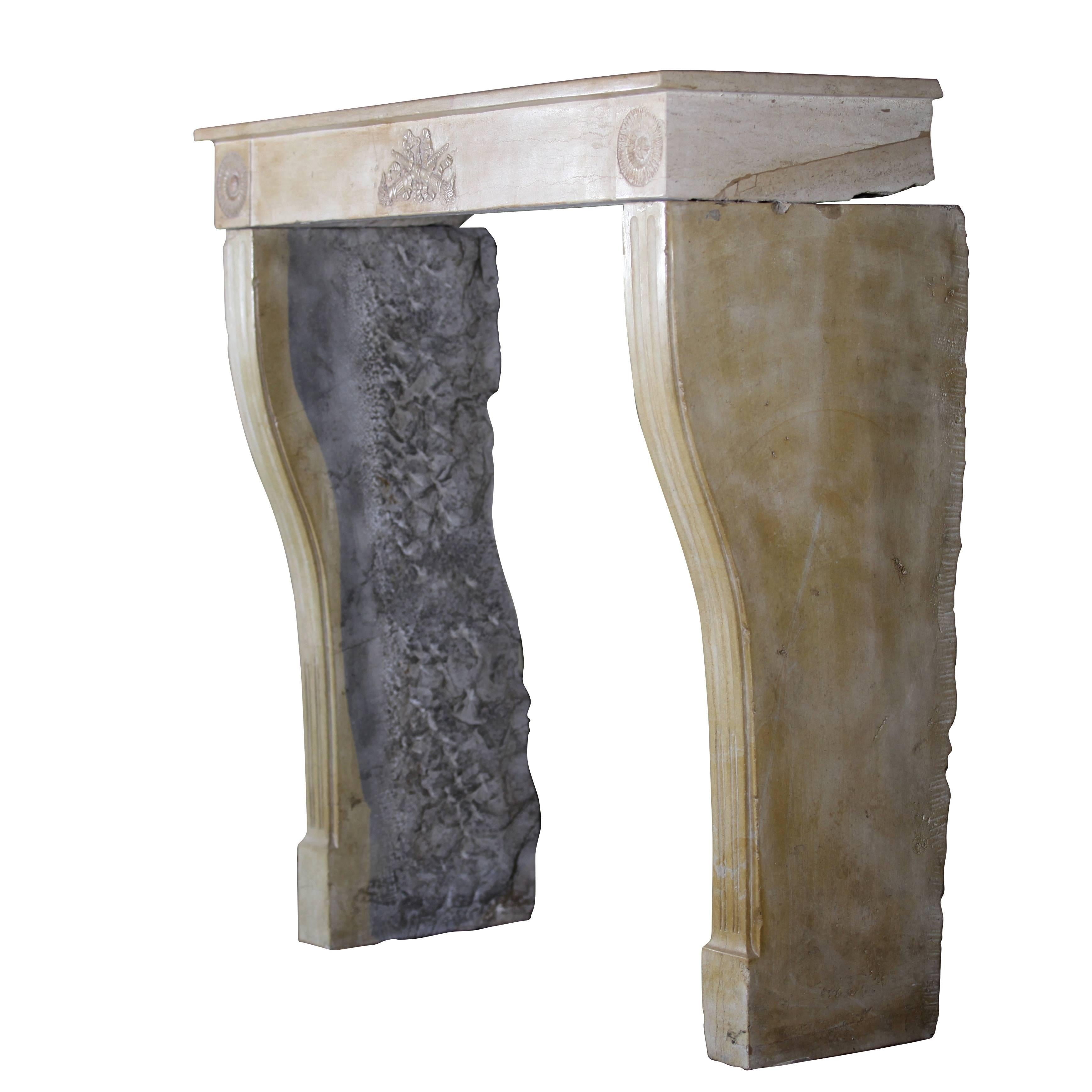 XVIII secolo Piccolo e raffinato caminetto classico francese originale in pietra A. Stone in vendita