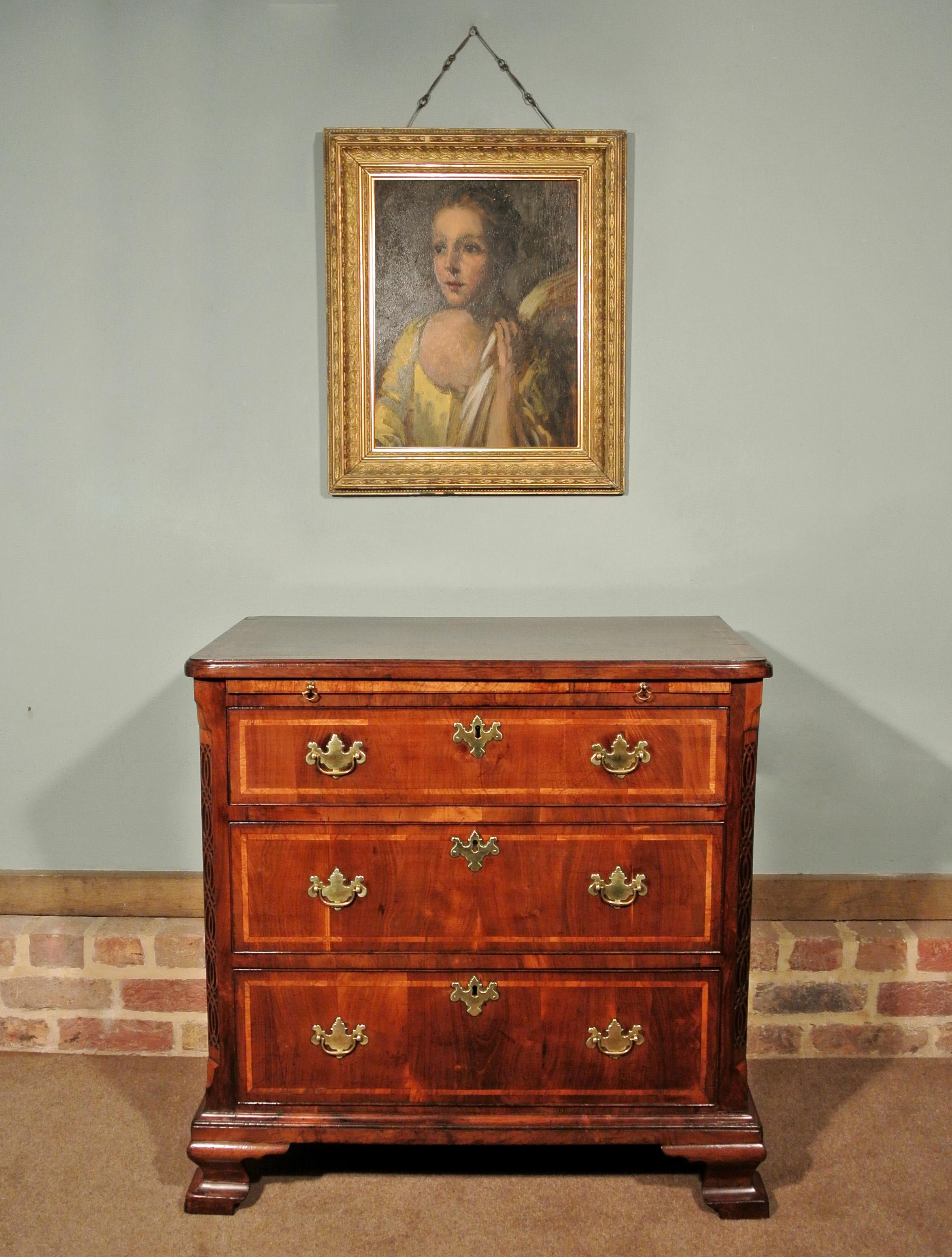 Small and Fine George II Yew Wood Batchelors Chest of Drawers, circa 1750 In Good Condition For Sale In Dallington, East Sussex