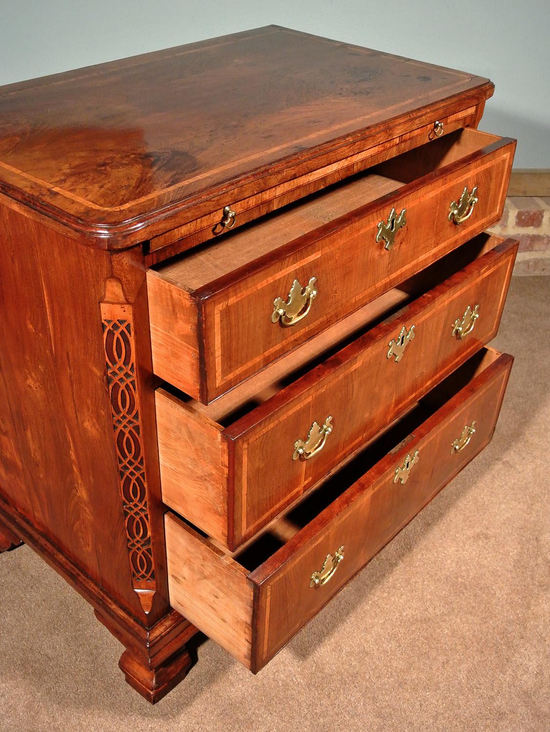 Mid-18th Century Small and Fine George II Yew Wood Batchelors Chest of Drawers, circa 1750 For Sale