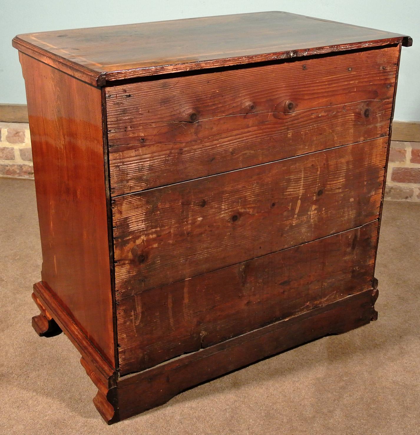Small and Fine George II Yew Wood Batchelors Chest of Drawers, circa 1750 For Sale 2