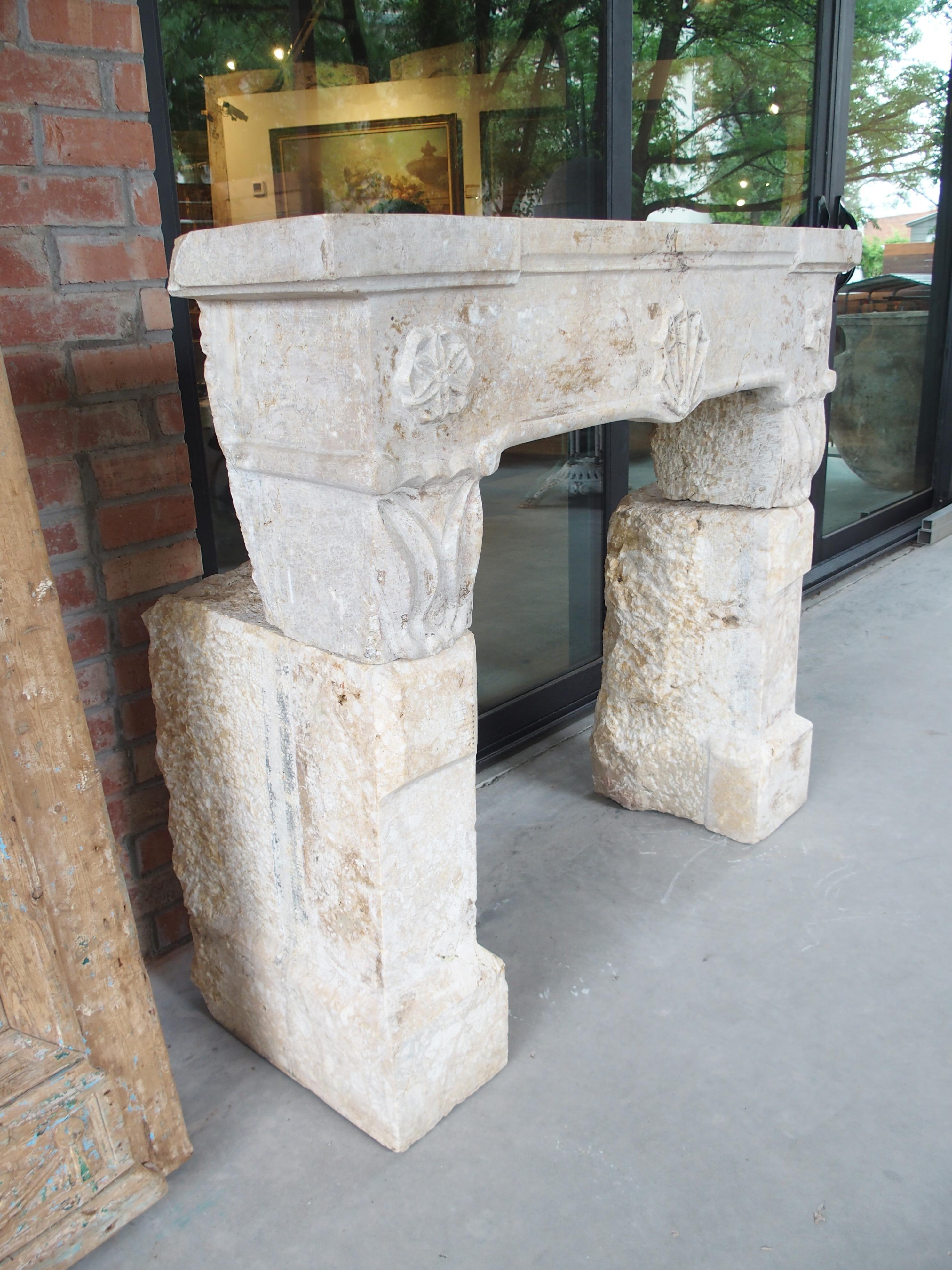 Pequeña y muy inusual chimenea antigua de piedra de Macon, Francia, principios del siglo XIX en venta 4