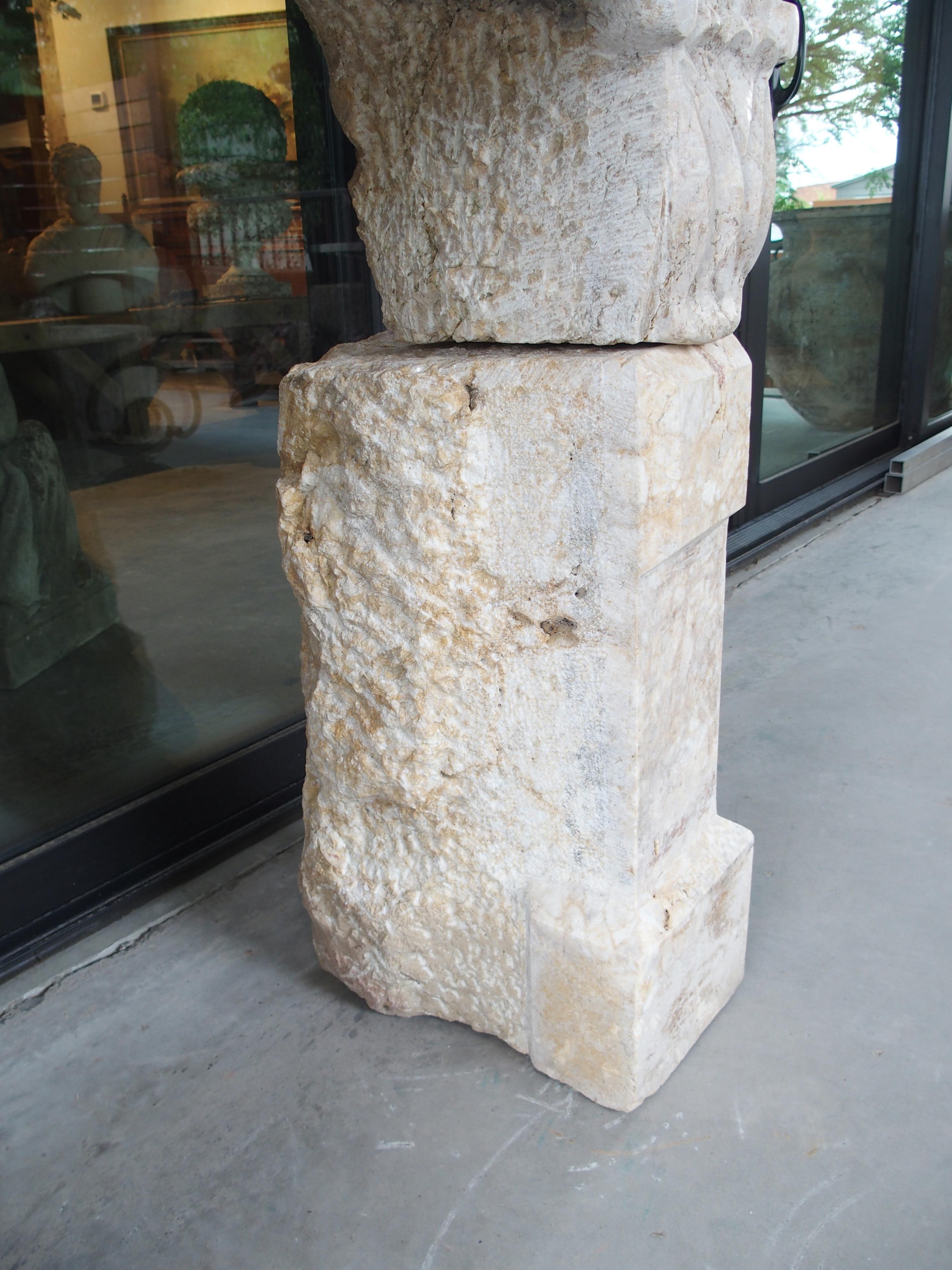 Pequeña y muy inusual chimenea antigua de piedra de Macon, Francia, principios del siglo XIX en venta 5