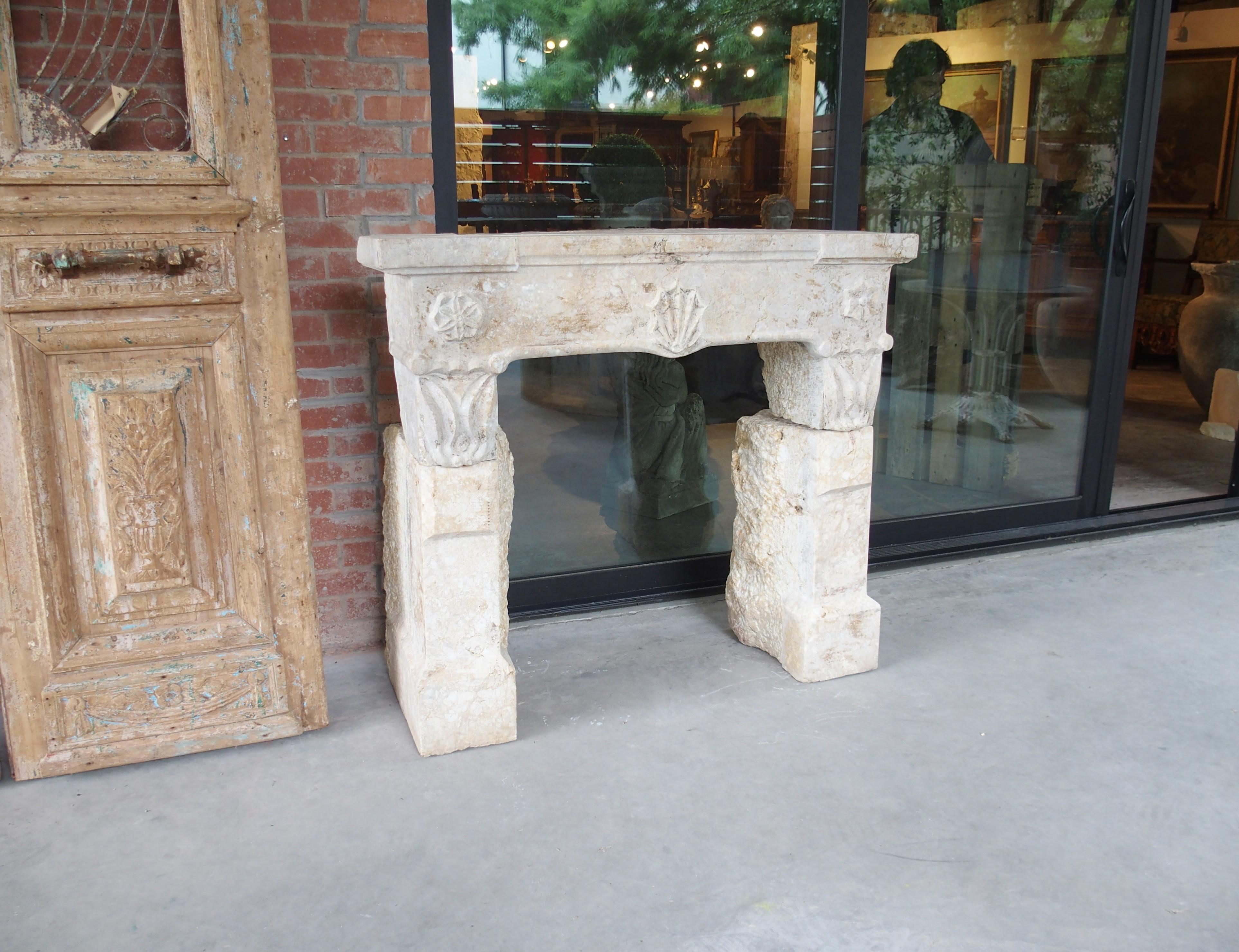 Pequeña y muy inusual chimenea antigua de piedra de Macon, Francia, principios del siglo XIX en venta 6