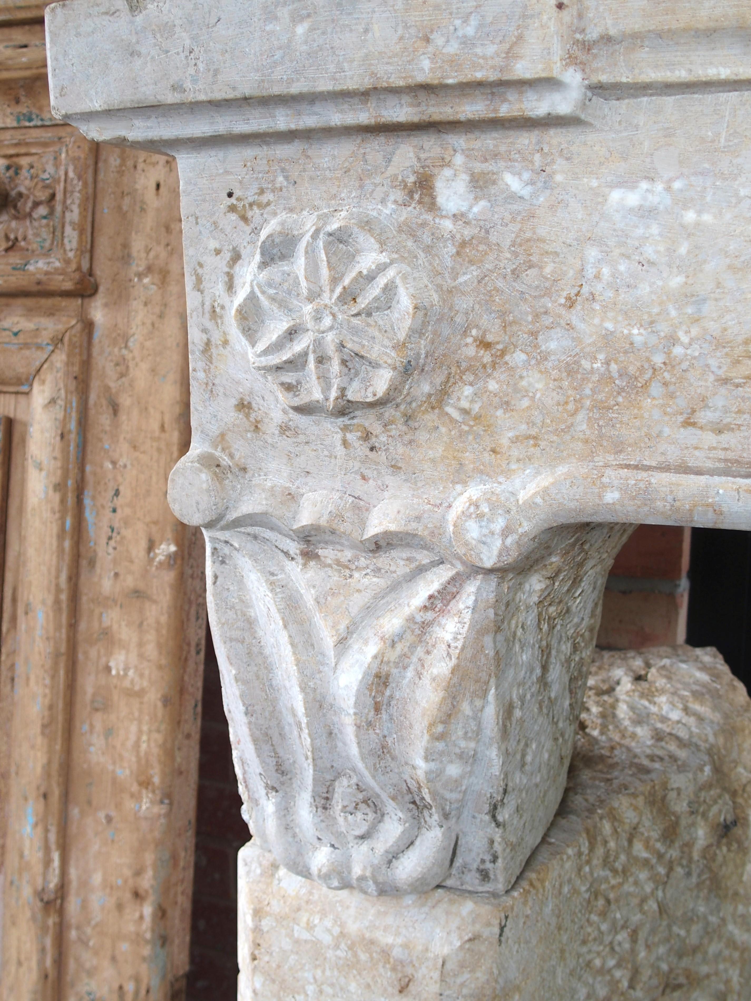 Pequeña y muy inusual chimenea antigua de piedra de Macon, Francia, principios del siglo XIX en venta 7