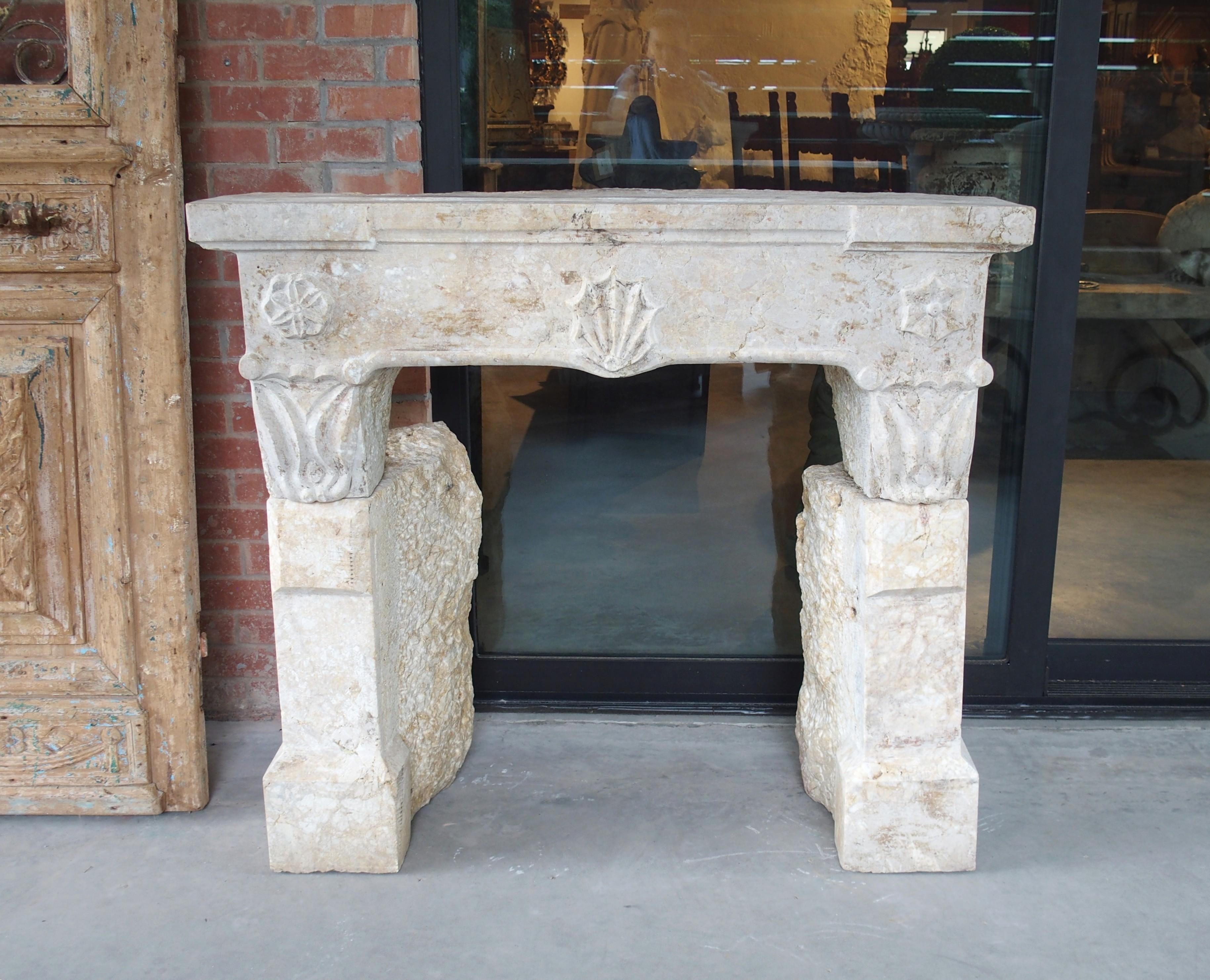 Pequeña y muy inusual chimenea antigua de piedra de Macon, Francia, principios del siglo XIX en venta 8