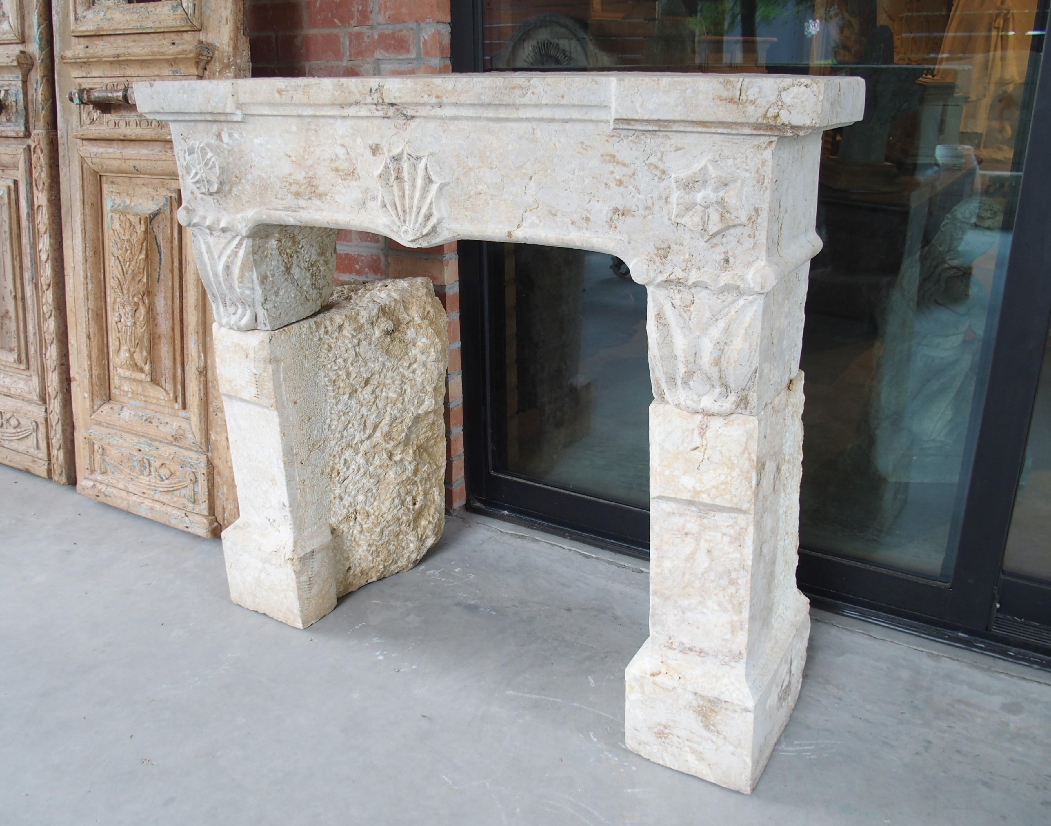 Pequeña y muy inusual chimenea antigua de piedra de Macon, Francia, principios del siglo XIX Francés en venta